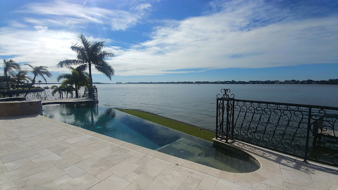 Infinity-edge pool