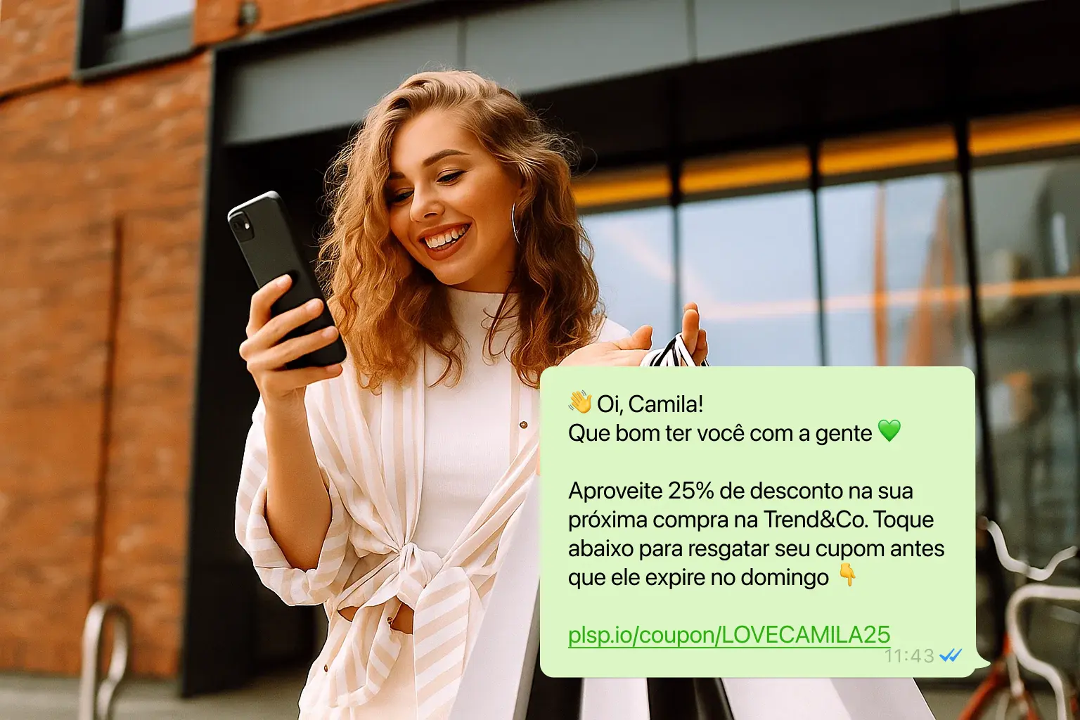 Mulher sorridente segura o celular e lê uma mensagem do WhatsApp oferecendo 25% de desconto na Trend&Co. A mensagem personalizada diz “Oi, Camila! Que bom ter você com a gente 💚”, ilustrando como marcas usam o WhatsApp para fidelizar clientes com ofertas exclusivas.
