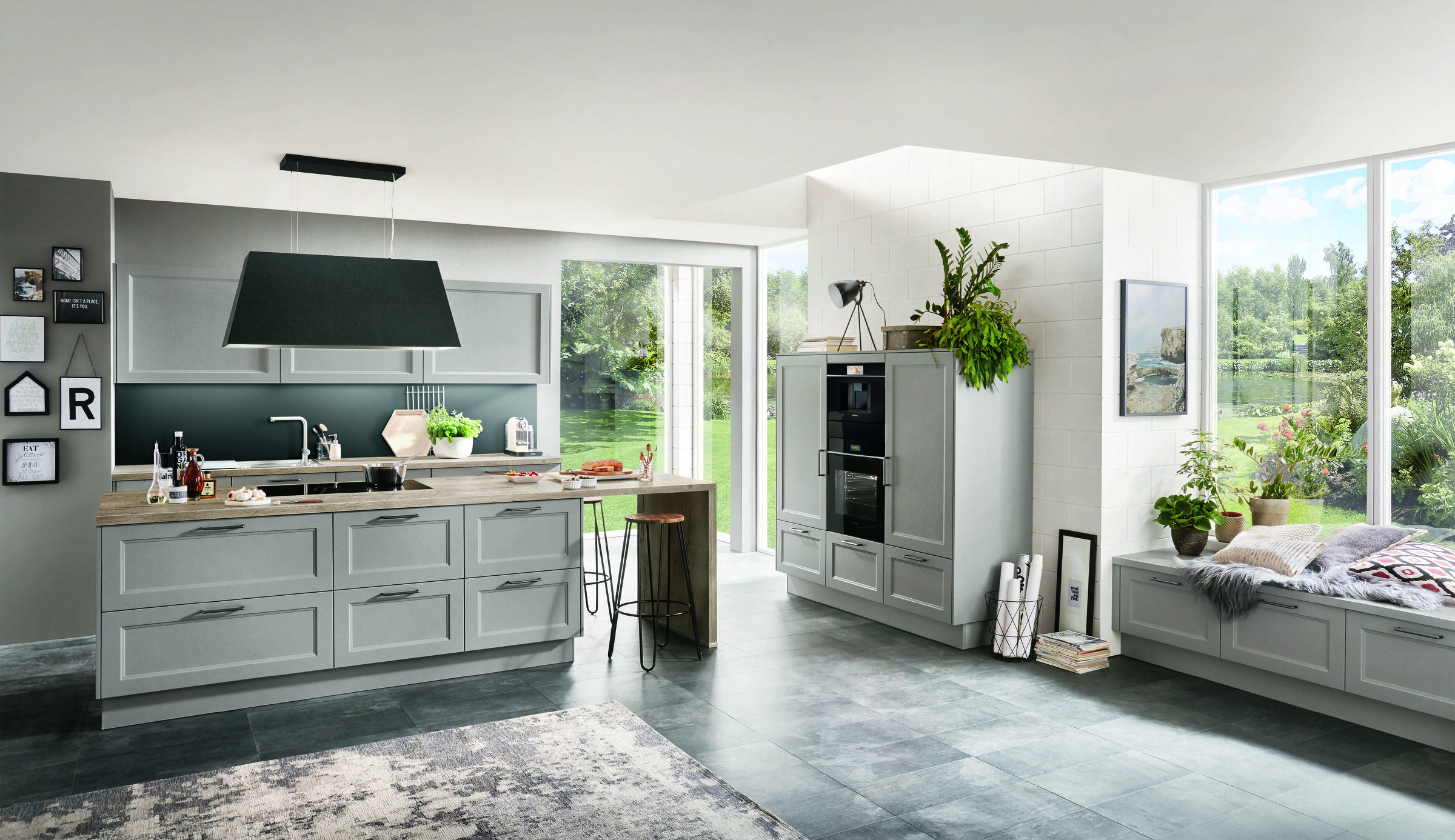 Nobilia Cascada 772 keuken in lichtgrijs mat lak met kaderfronten en houten werkblad