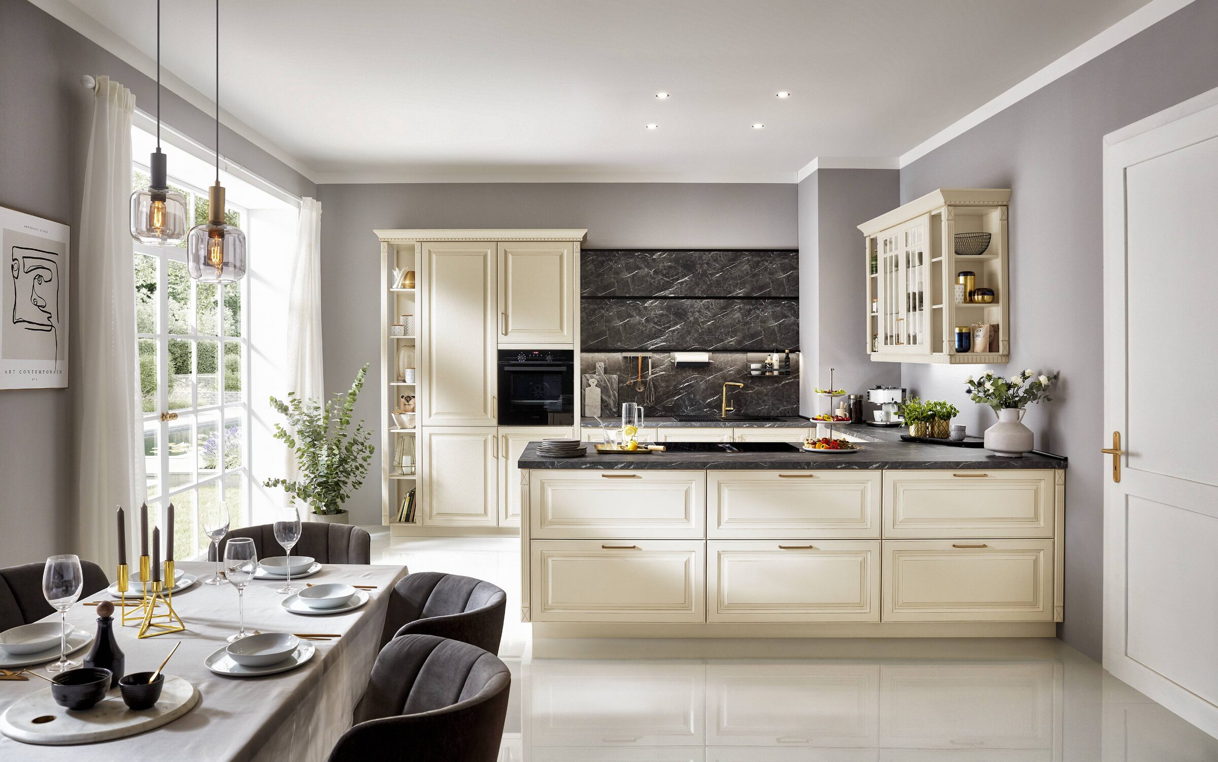 Nobilia Castello 390 klassieke keuken met crème kaderfronten en donker marmeren werkblad