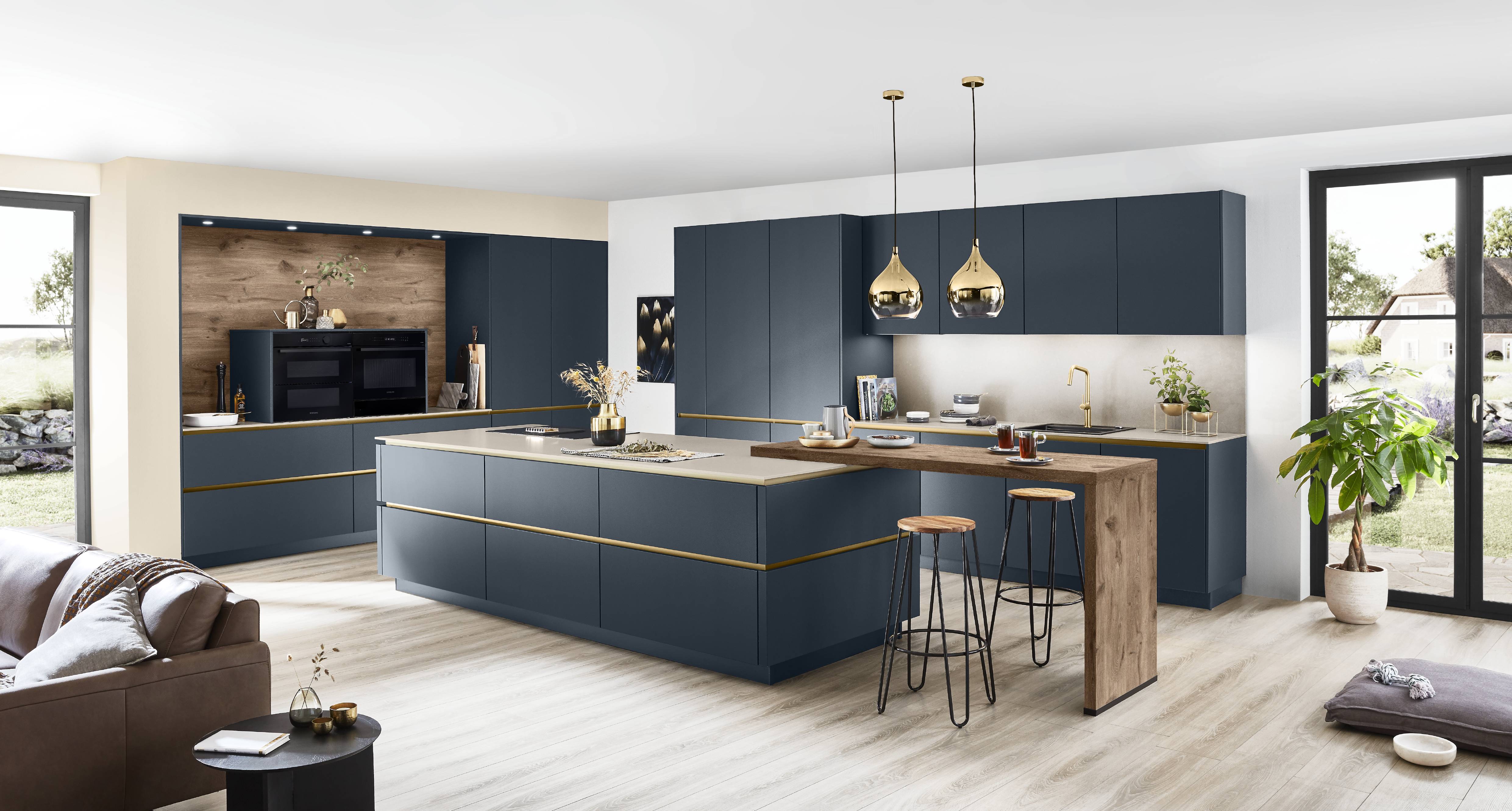Nobilia Easytouch 966 greeploze eilandkeuken in diep marineblauw met gouden accenten en eiken bargedeelte