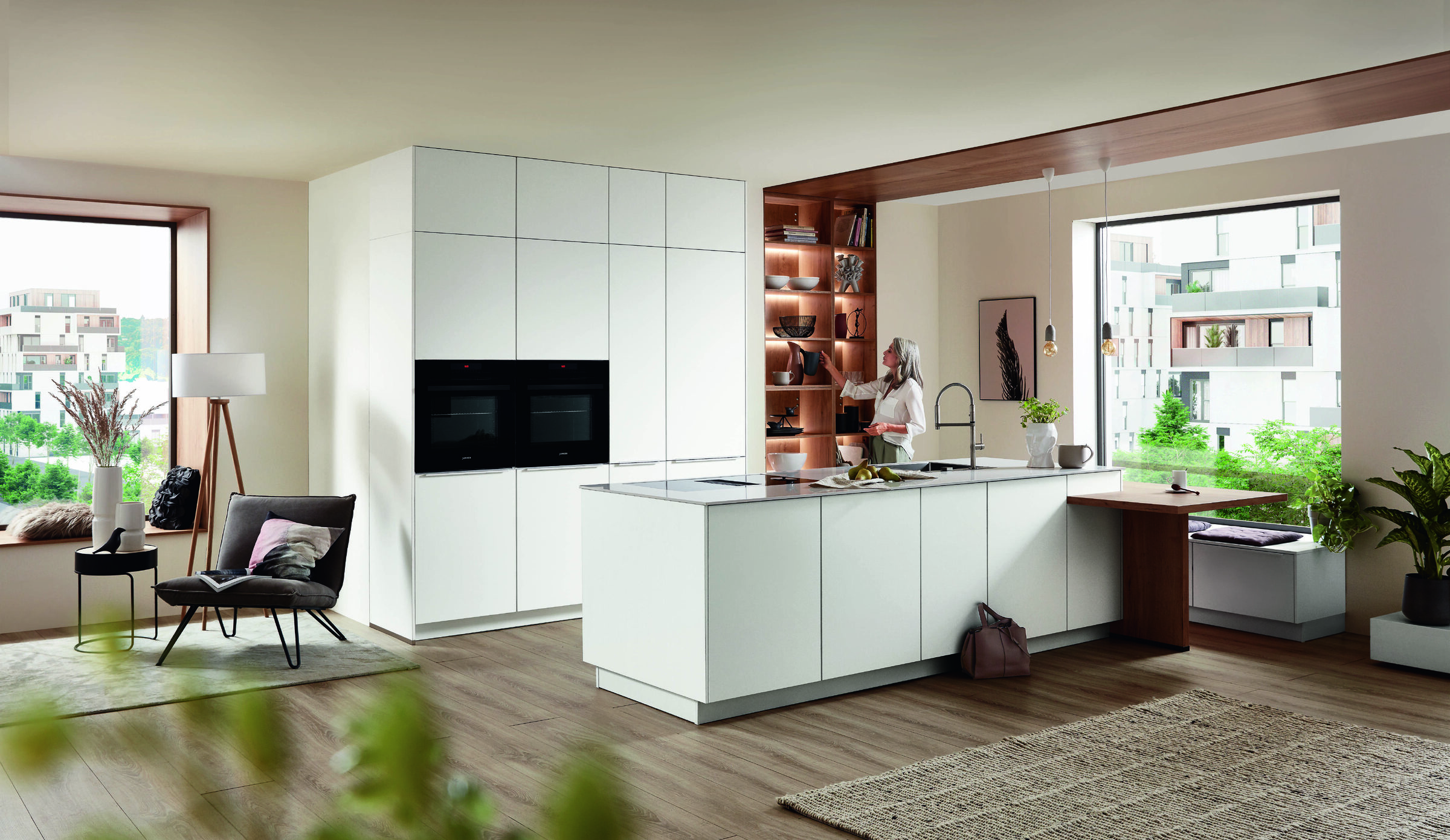 Nobilia Easytouch 967 witte greeploze eilandkeuken met open eiken schappen en zithoek
