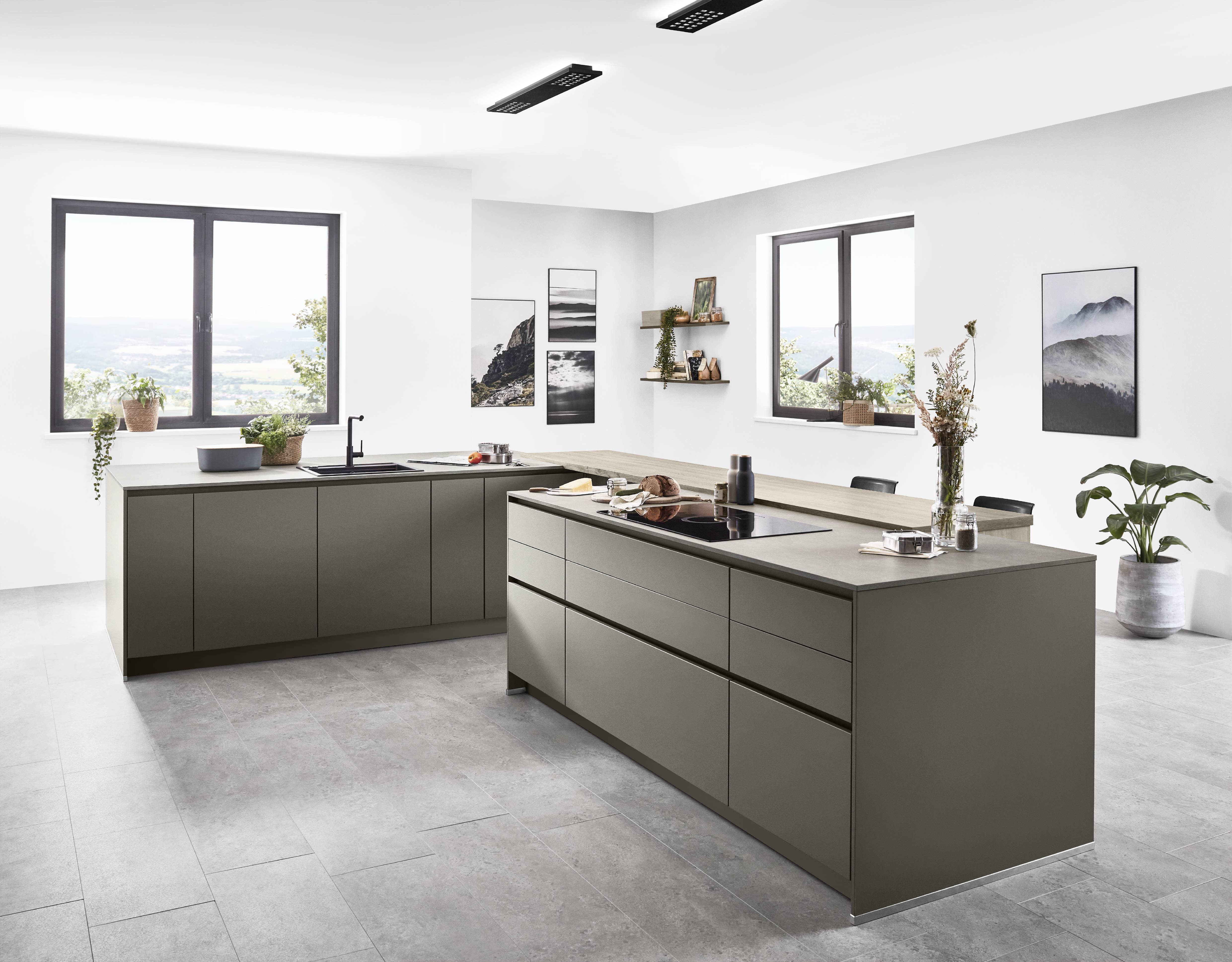 Nobilia Riva 843 keuken in olijfgroen mat met lichte eikenhoutlook hoge kasten en groot kookeiland