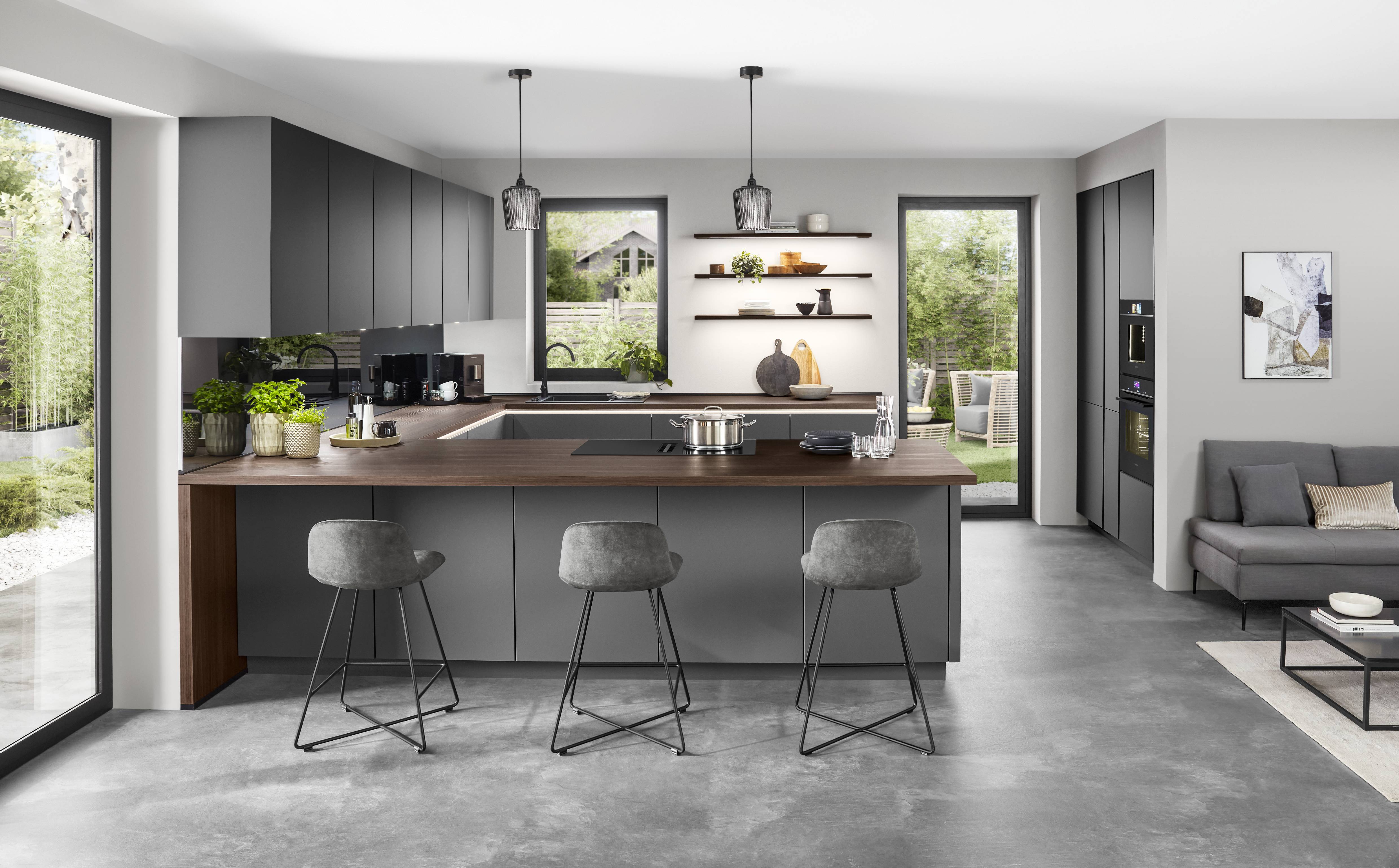 Nobilia Senso 491 eilandkeuken in antraciet met warm walnoot werkblad en drie grijze barkrukken