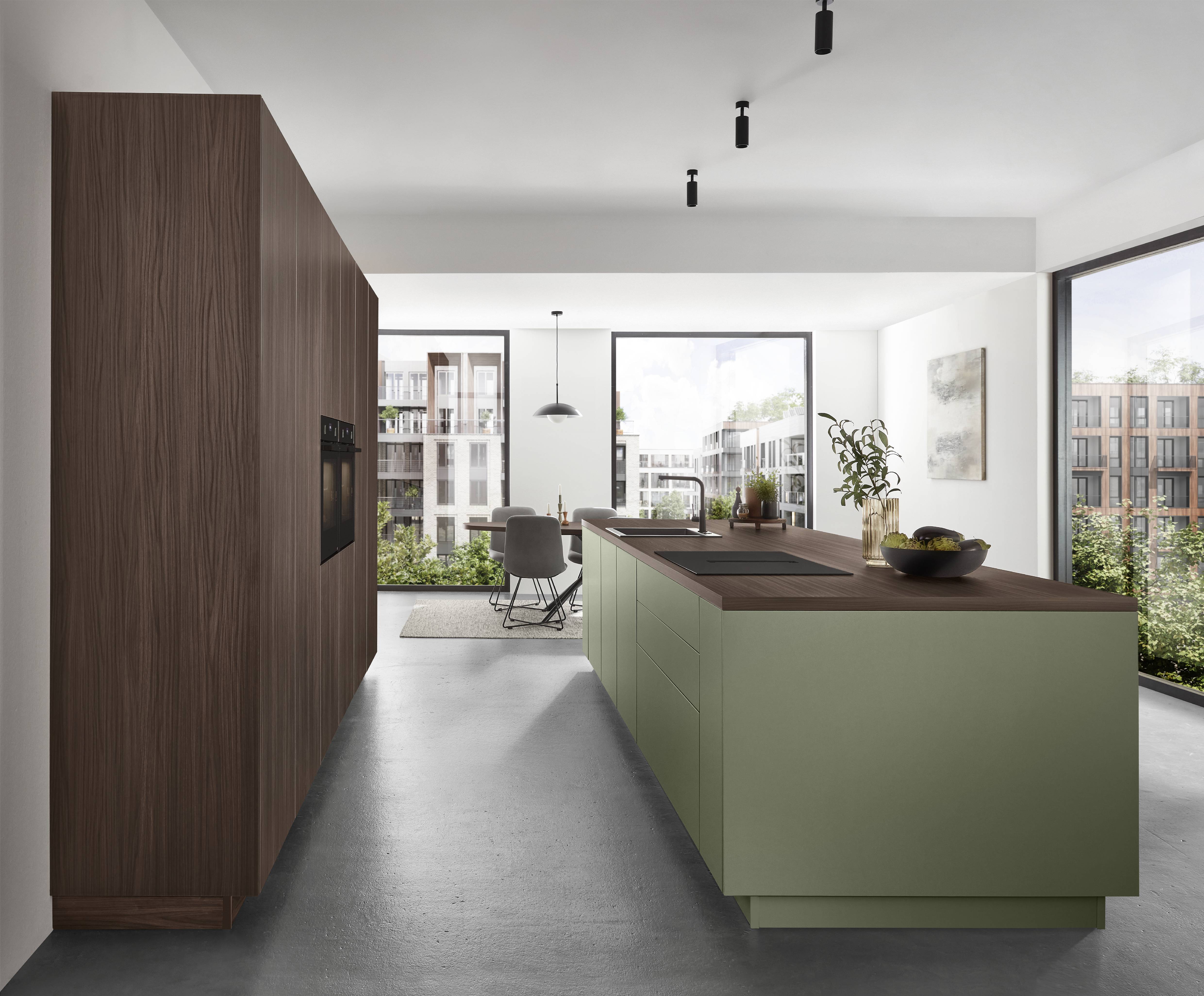 Nobilia Senso 495 eilandkeuken met mat saliegroen fronten en donker walnoot kastenwand