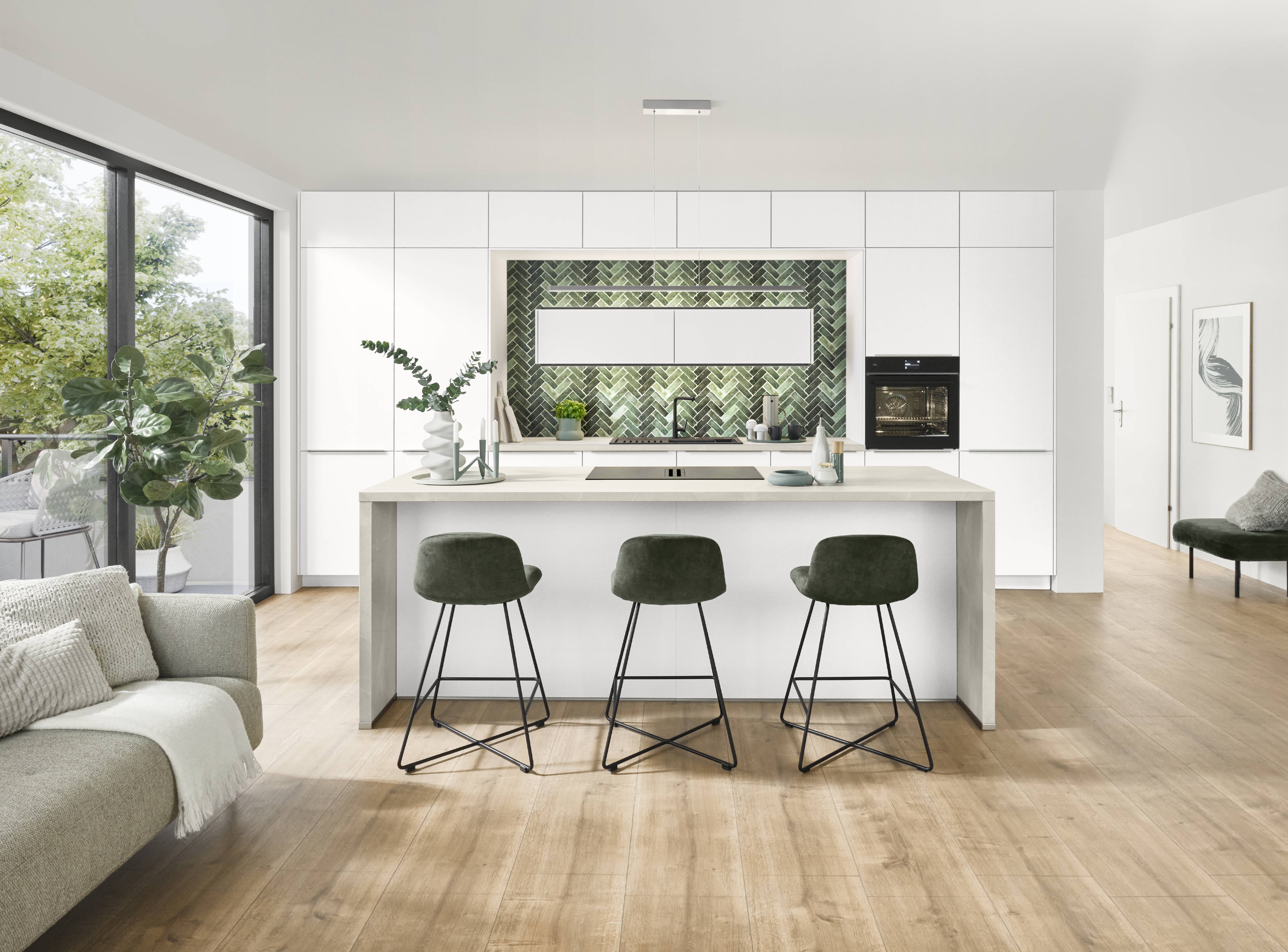 Nobilia Softline 507 open woonkeuken met wit greeploze fronten en groene visgraat-tegelniche