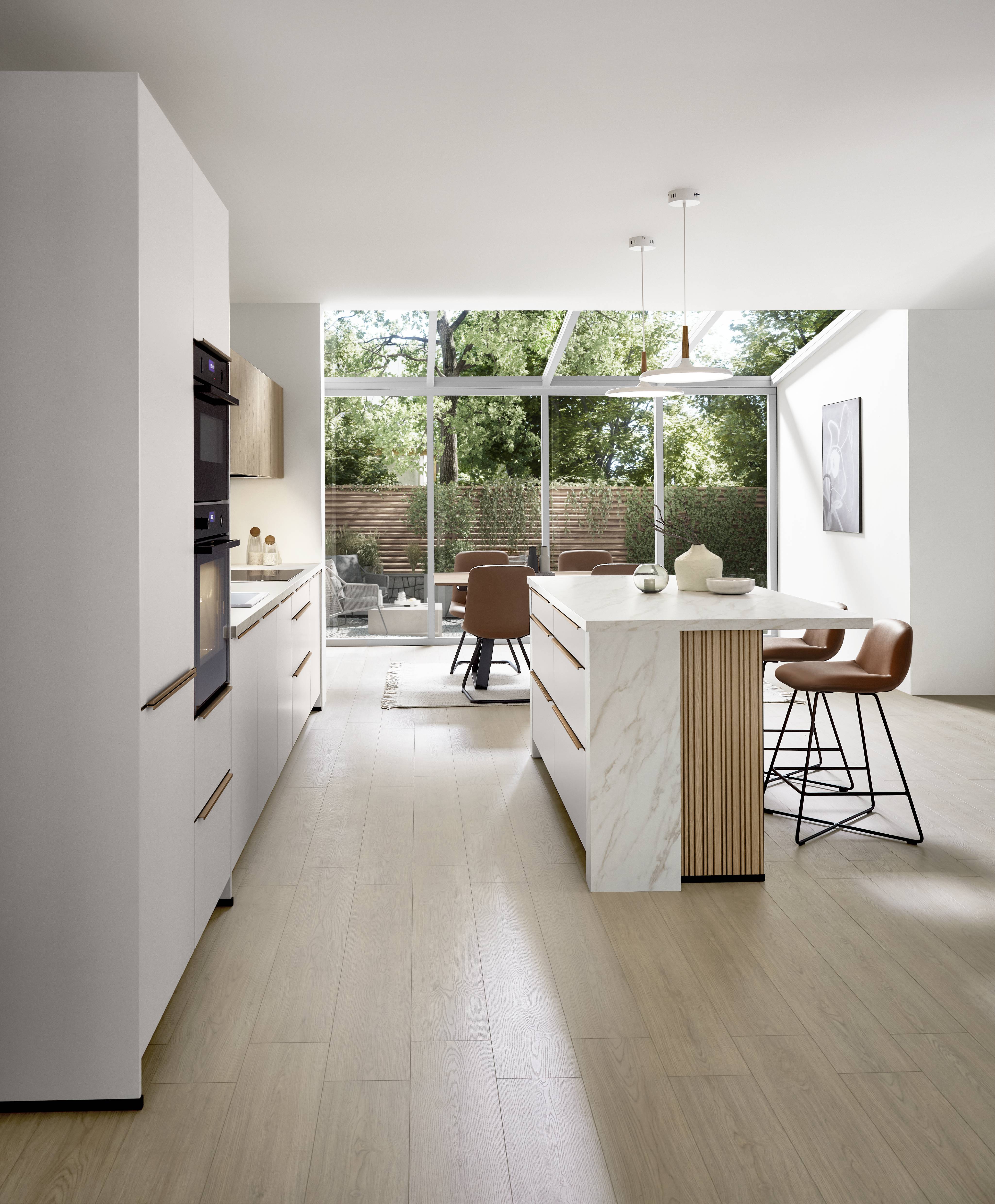 Nobilia Softline 509 keuken met wit eiland, geribbeld eikenhout en marmeren aanrechtblad