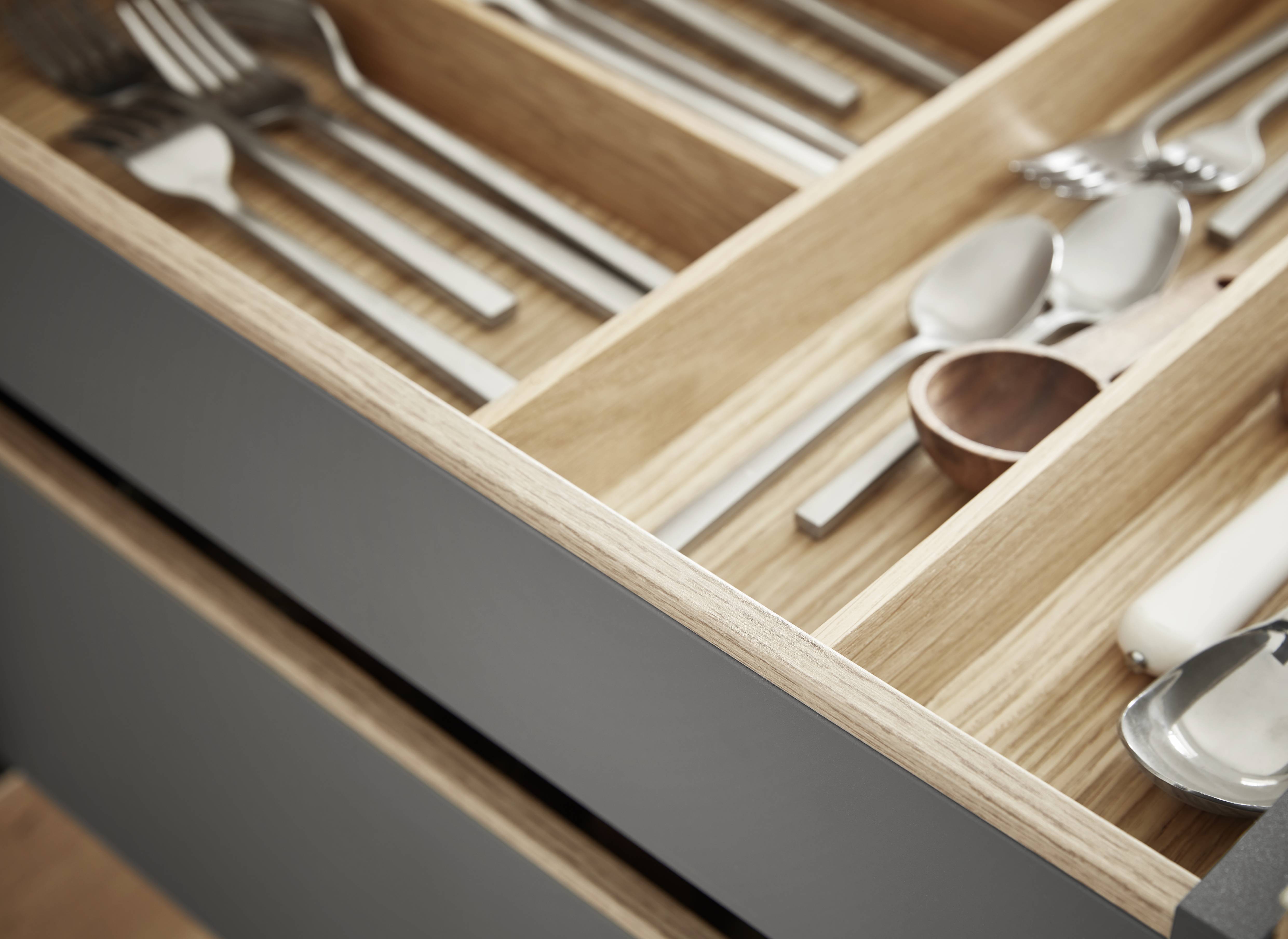 Nobilia Structura 405 besteklade met eiken hout organizer en zilver bestek