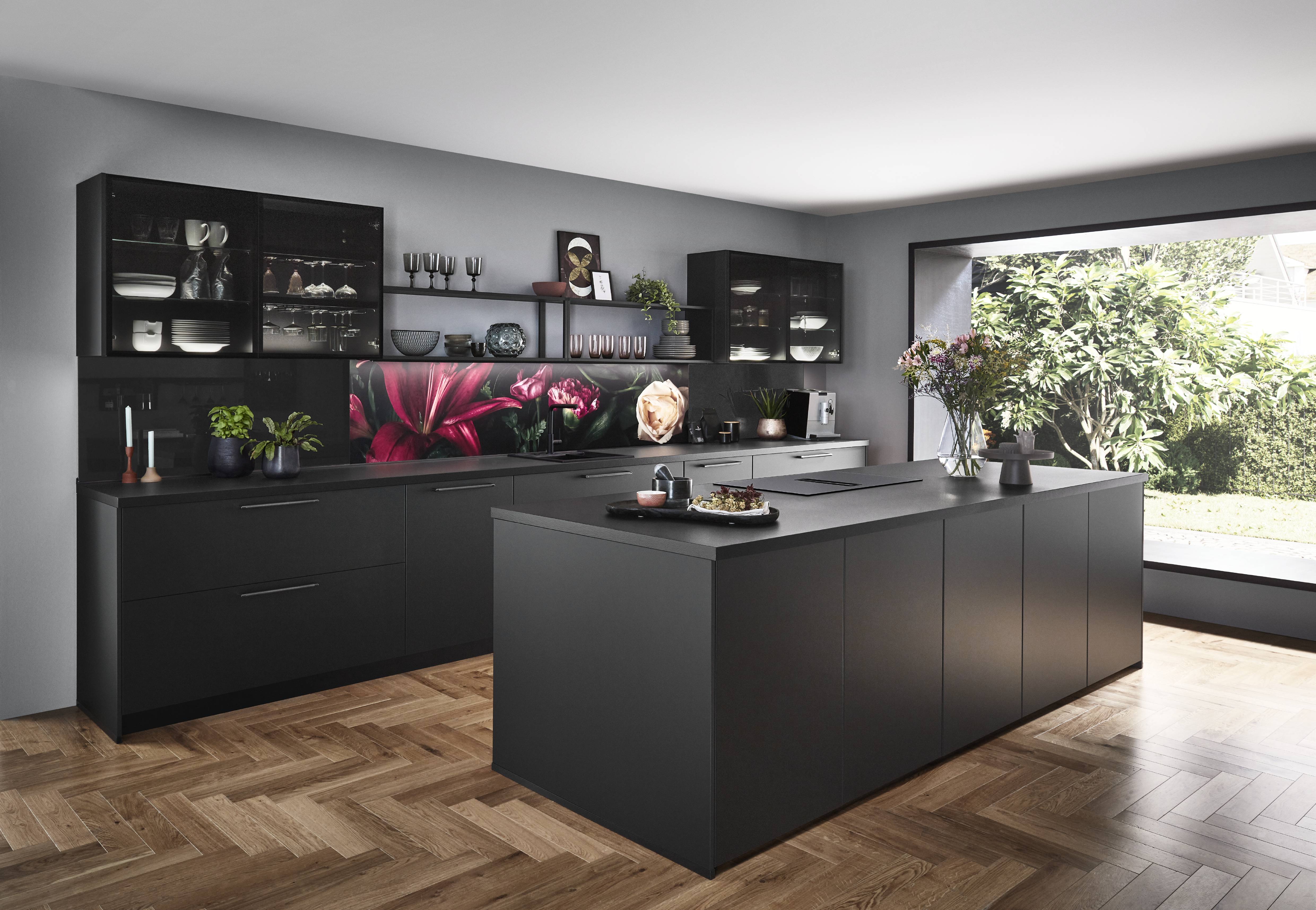 Nobilia Touch 340 volledig zwarte greeploze eilandkeuken met bloemen spatwand