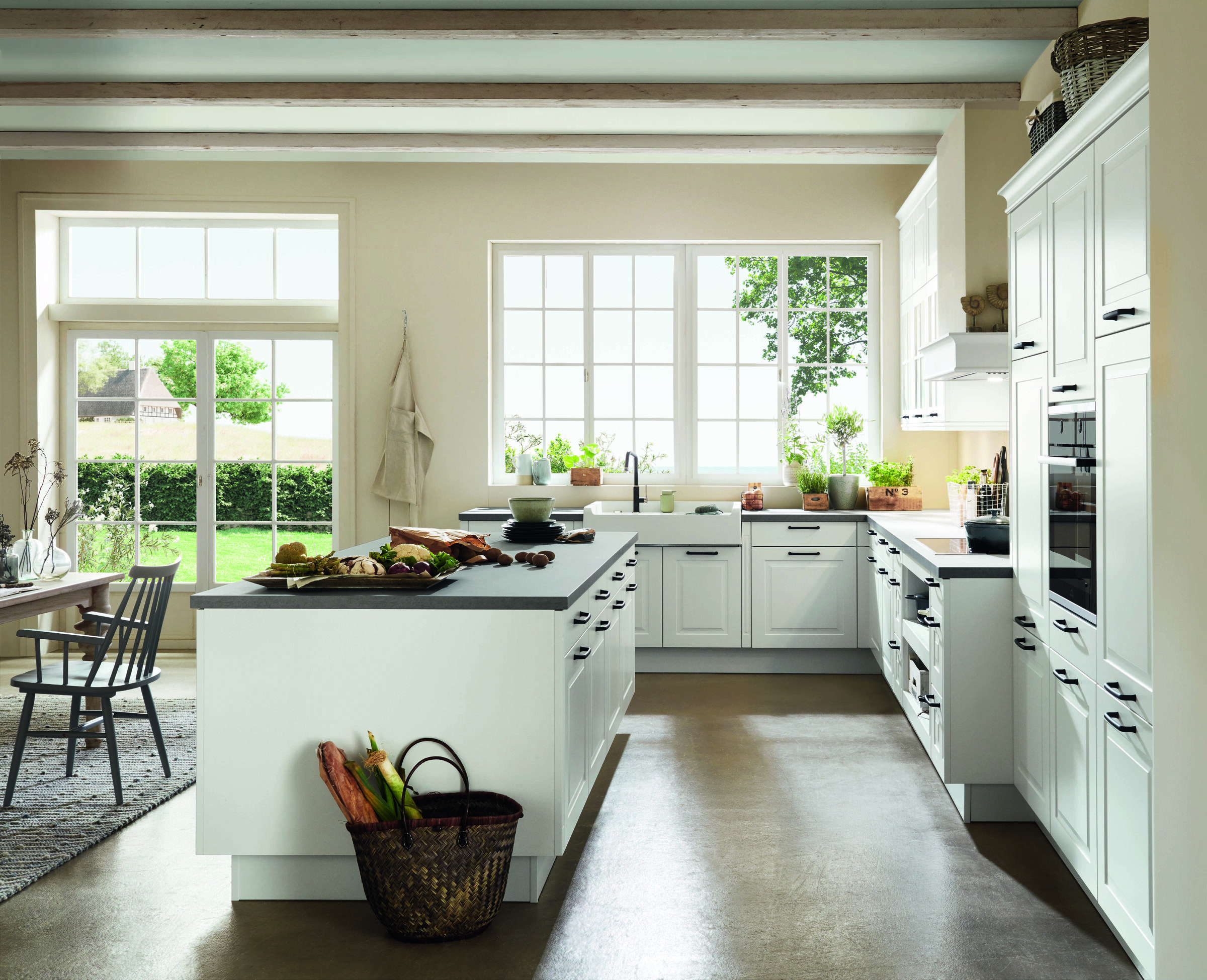 Nobilia Sylt 847 landelijke eilandkeuken in wit met antraciet werkblad en kadrerende fronten