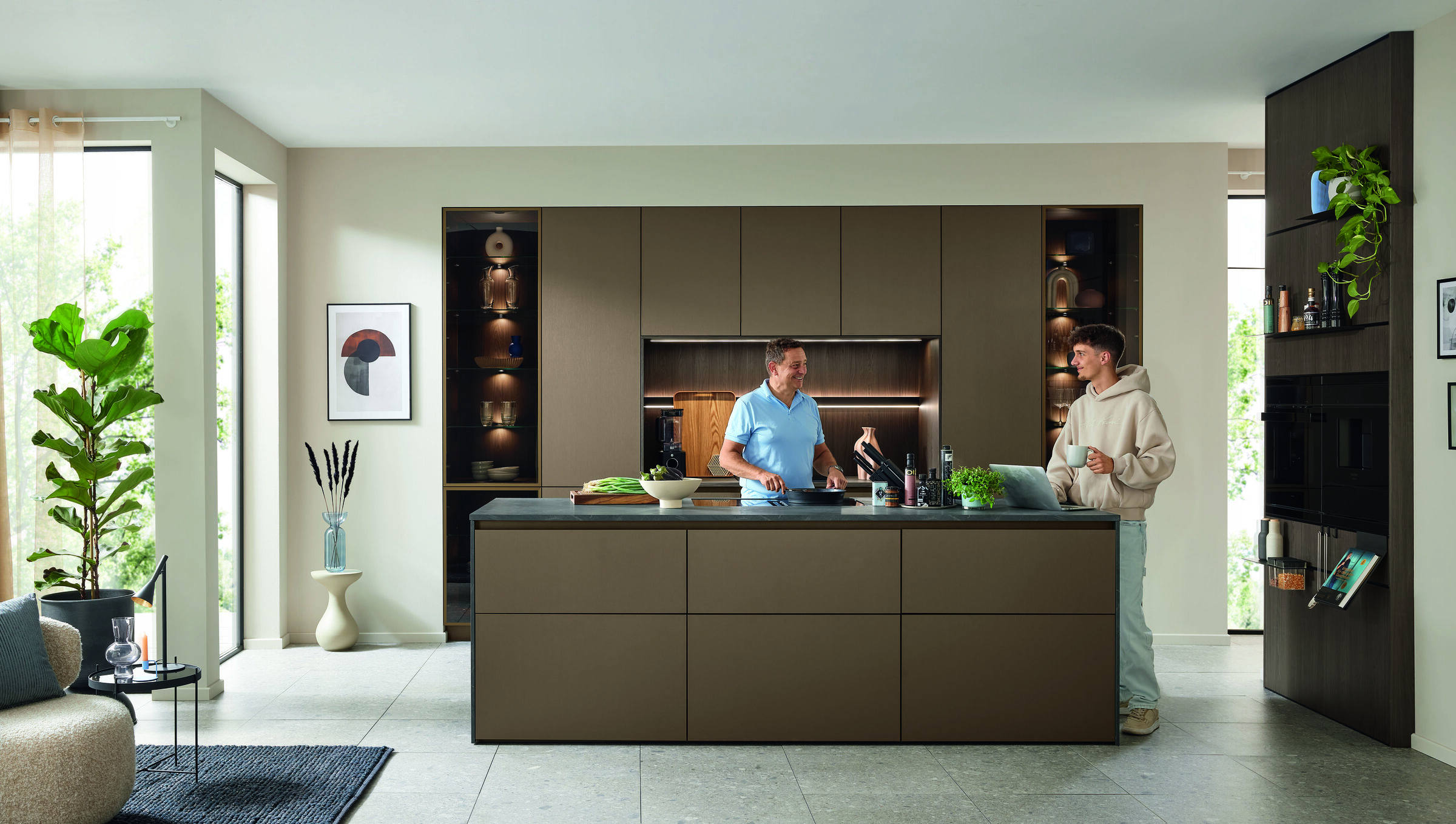 Ballerina Kano 2006 greeploze eilandkeuken in warm taupe met donker aanrechtblad en vitrinekast