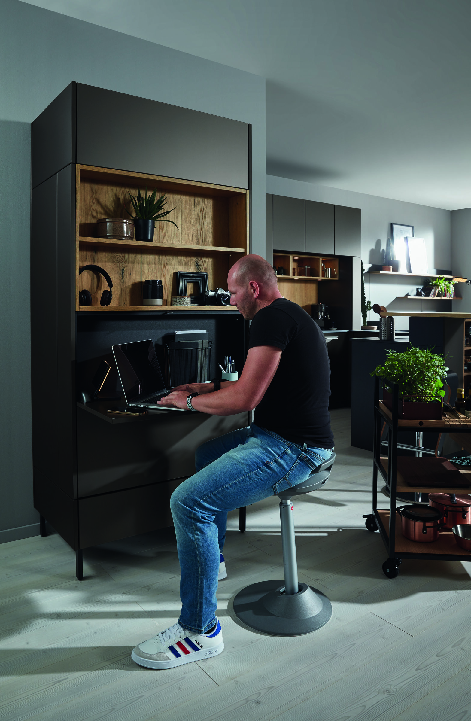 Ballerina Smart M 4641 keuken in donker antraciet met ingebouwde thuiswerkplek en uitklapsecretaire
