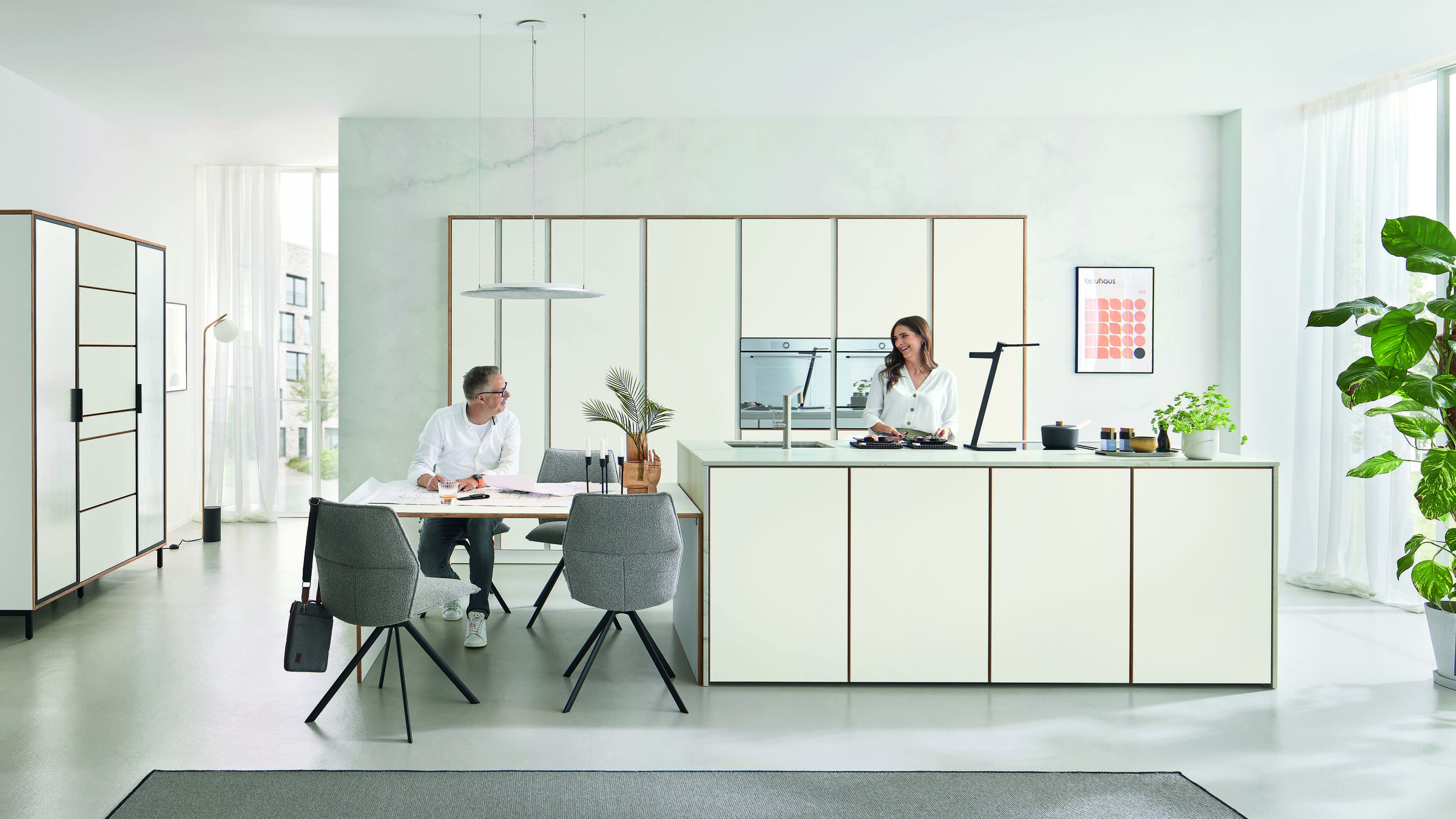 Ballerina Multiplex 6580 roomwitte matte eilandkeuken met zichtbare eiken multiplex randen en marmer wandpaneel