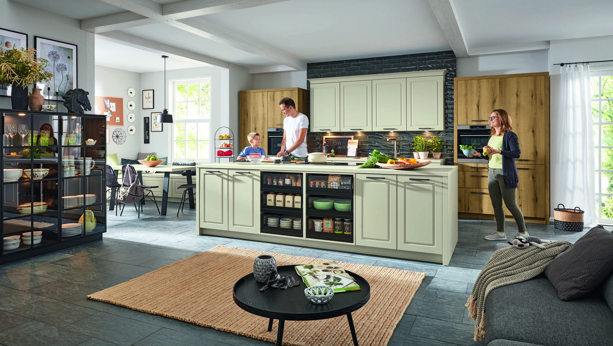 Ballerina Sofie B Top 1606 klassieke familiekeuken met saliegroen kader-fronten en warm eiken hoge kasten