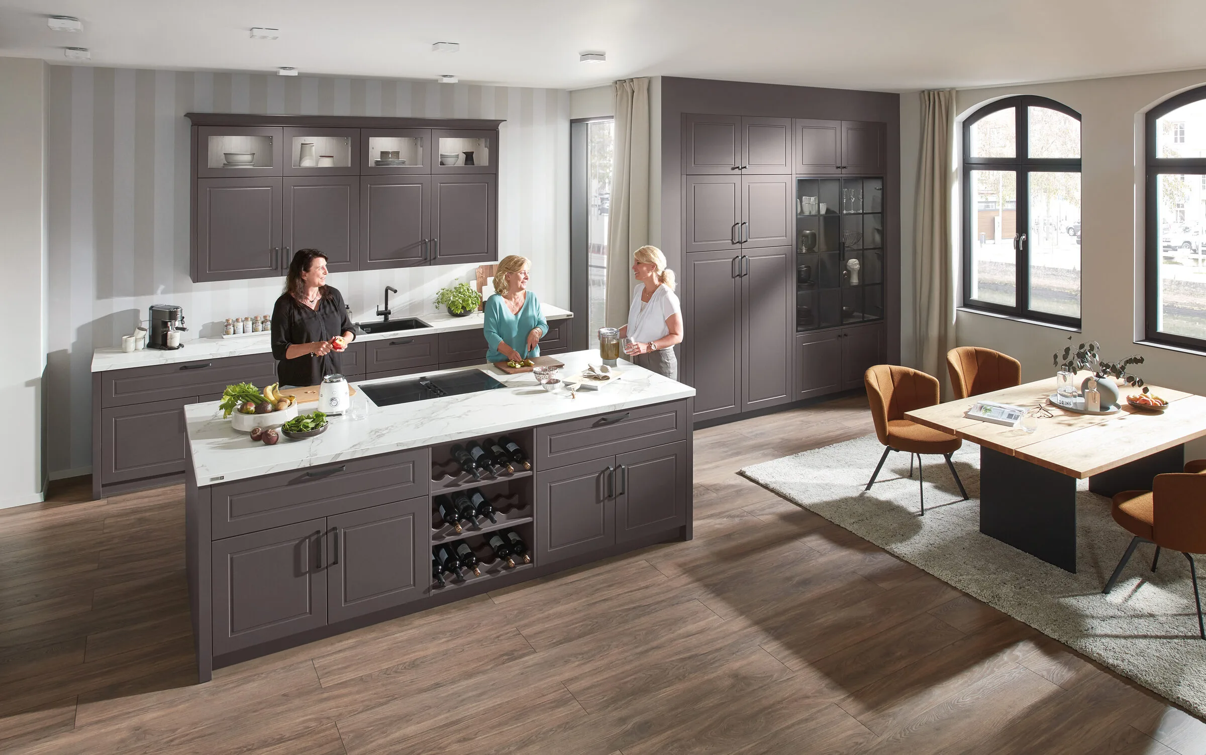 Ballerina Nobel B 43561 keuken – donkergrijze klassieke panelenfronten met wit marmer blad, wijndispenser en glazen vitrine