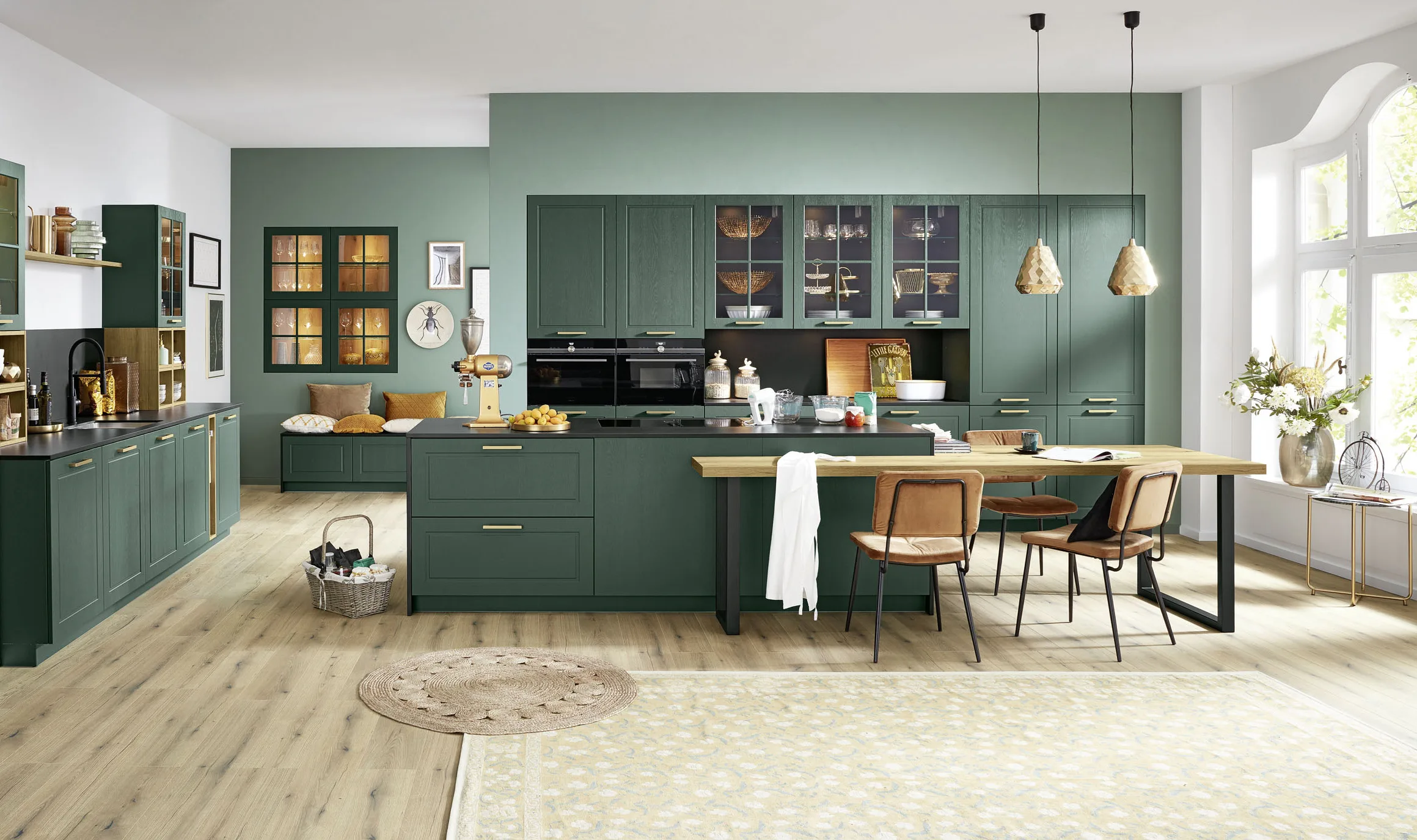 Ballerina Lux B 49499 keuken, donkergroen landhuis met gouden accenten, eiland met eiken blad en geïntegreerde eettafel