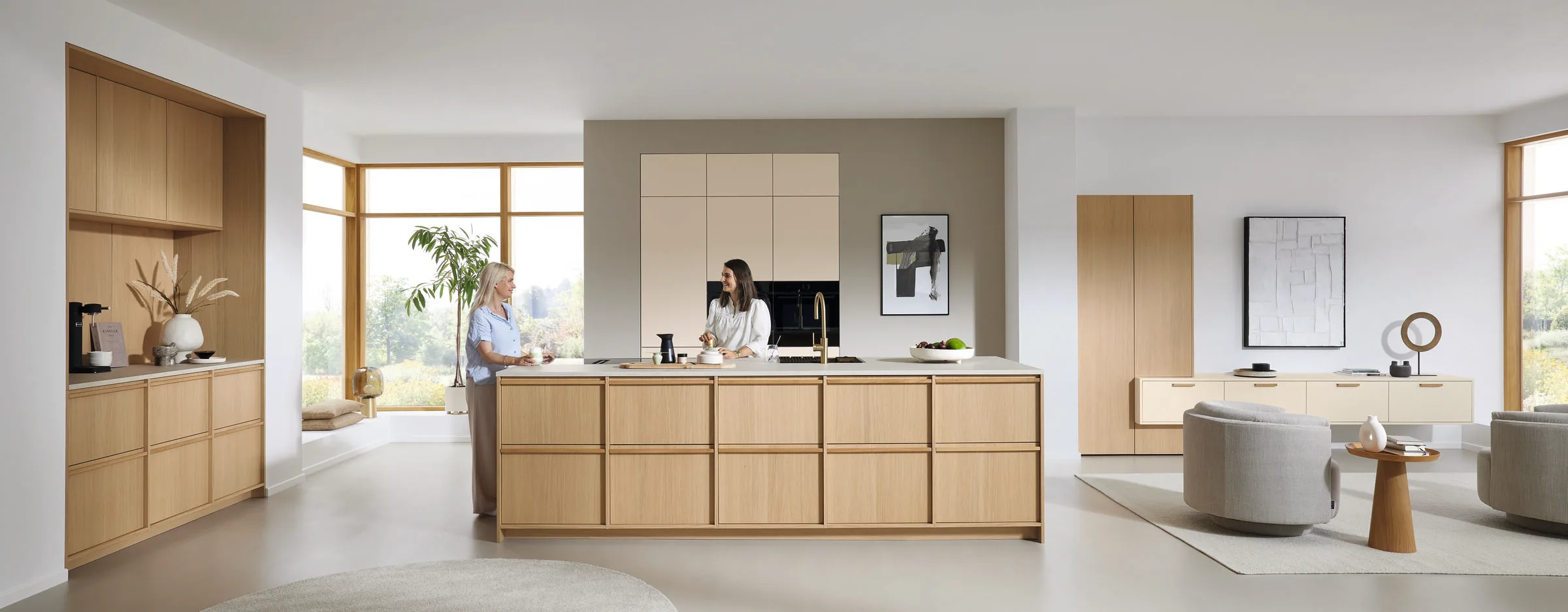 Ballerina Resopal Pro 32011 Primewood Top 3526 keuken met warm licht eiken eiland en kastenwand met saliegroen aanrechtblad