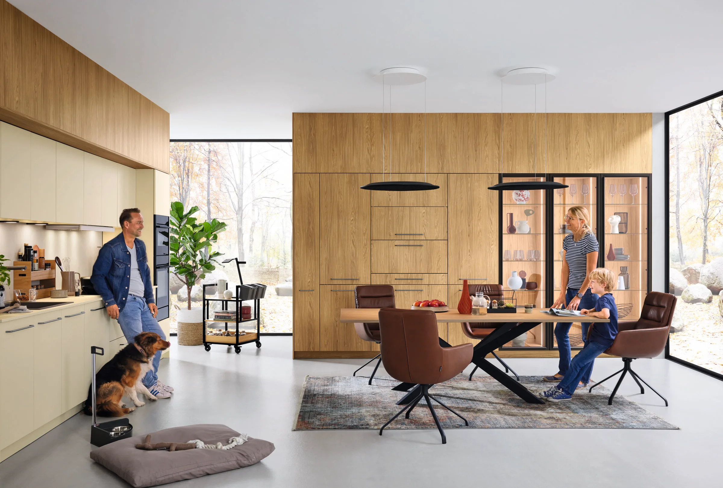 Ballerina Resopal Pro 32011 Top 1711 keuken met zachte crème fronten, warm eiken kastenwand en herfstnatuur op de achtergrond