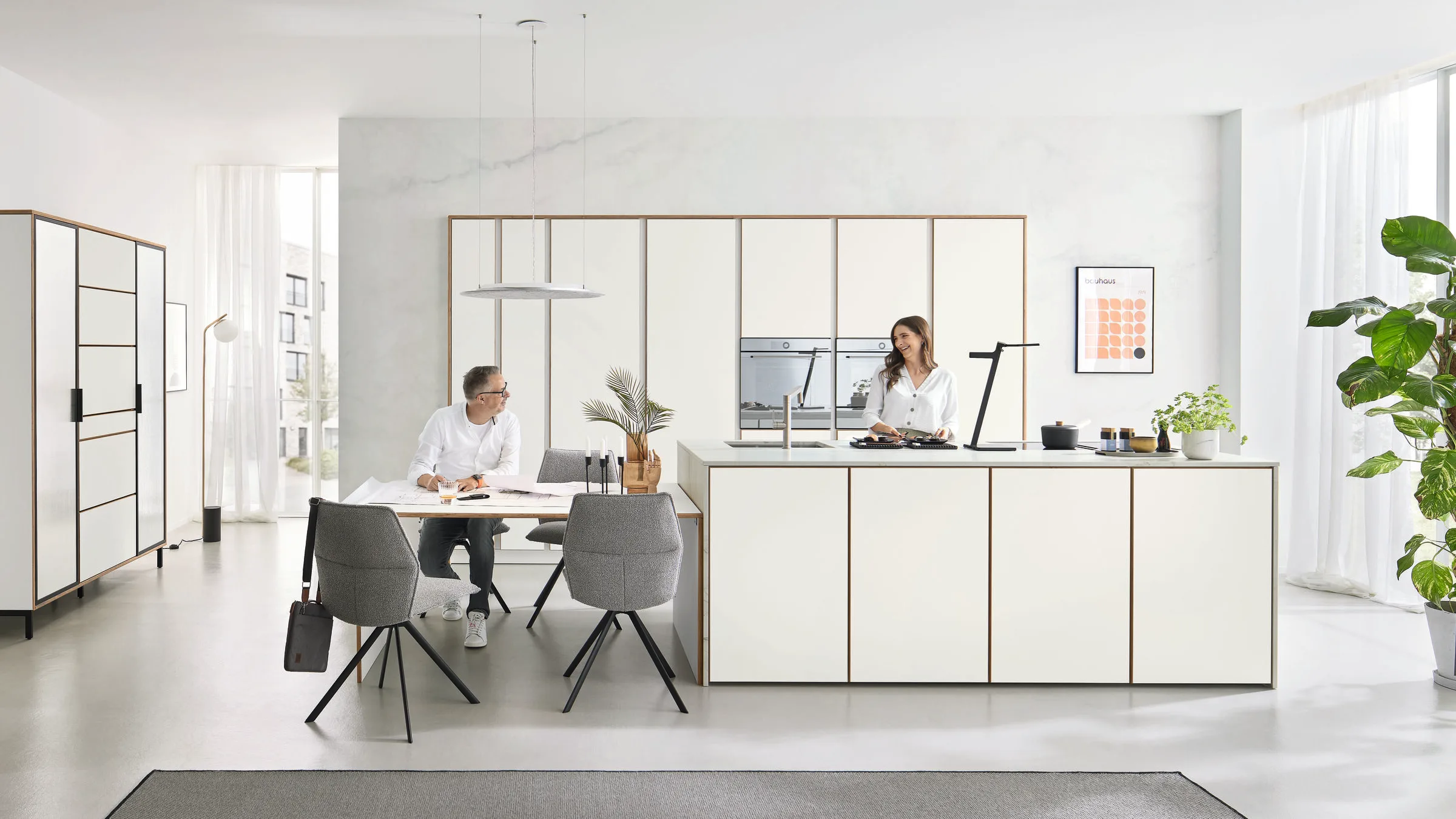 Ballerina Multiplex 6580 roomwitte matte eilandkeuken met zichtbare eiken multiplex randen en marmer wandpaneel