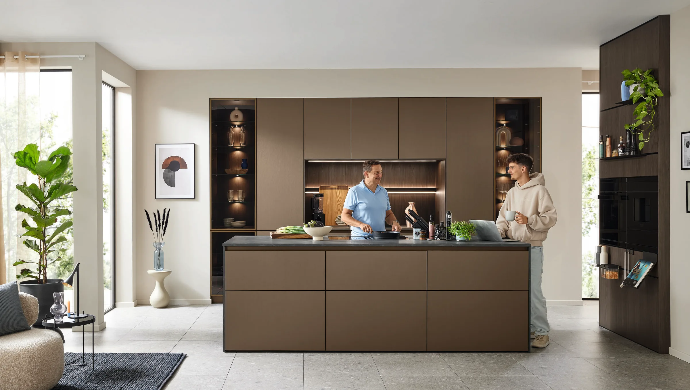 Ballerina Kano 2006 greeploze eilandkeuken in warm taupe met donker aanrechtblad en vitrinekast