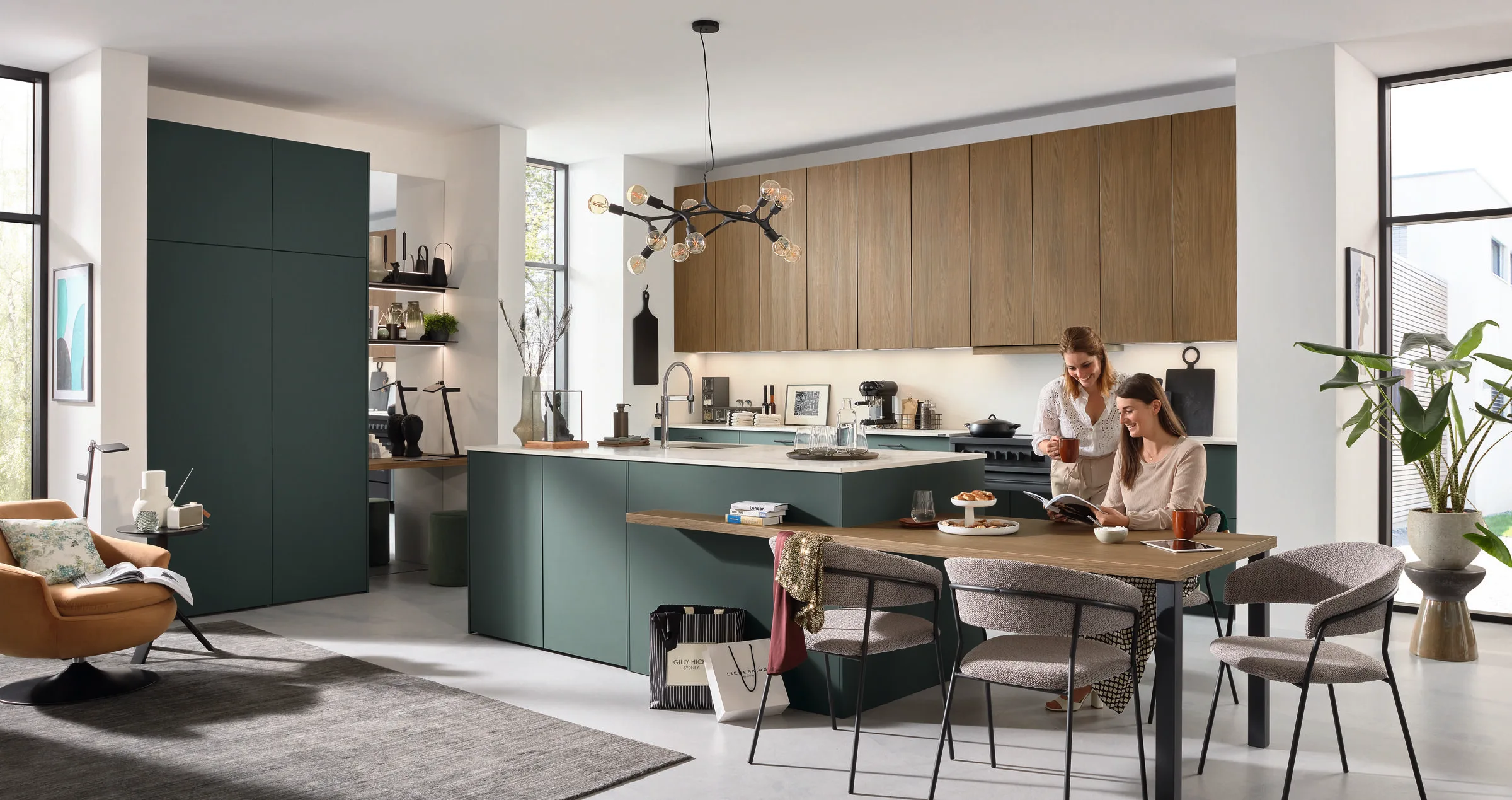 Ballerina Resopal Pro 32001 bosgroene keuken met walnout bovenkasten en open eetruimte