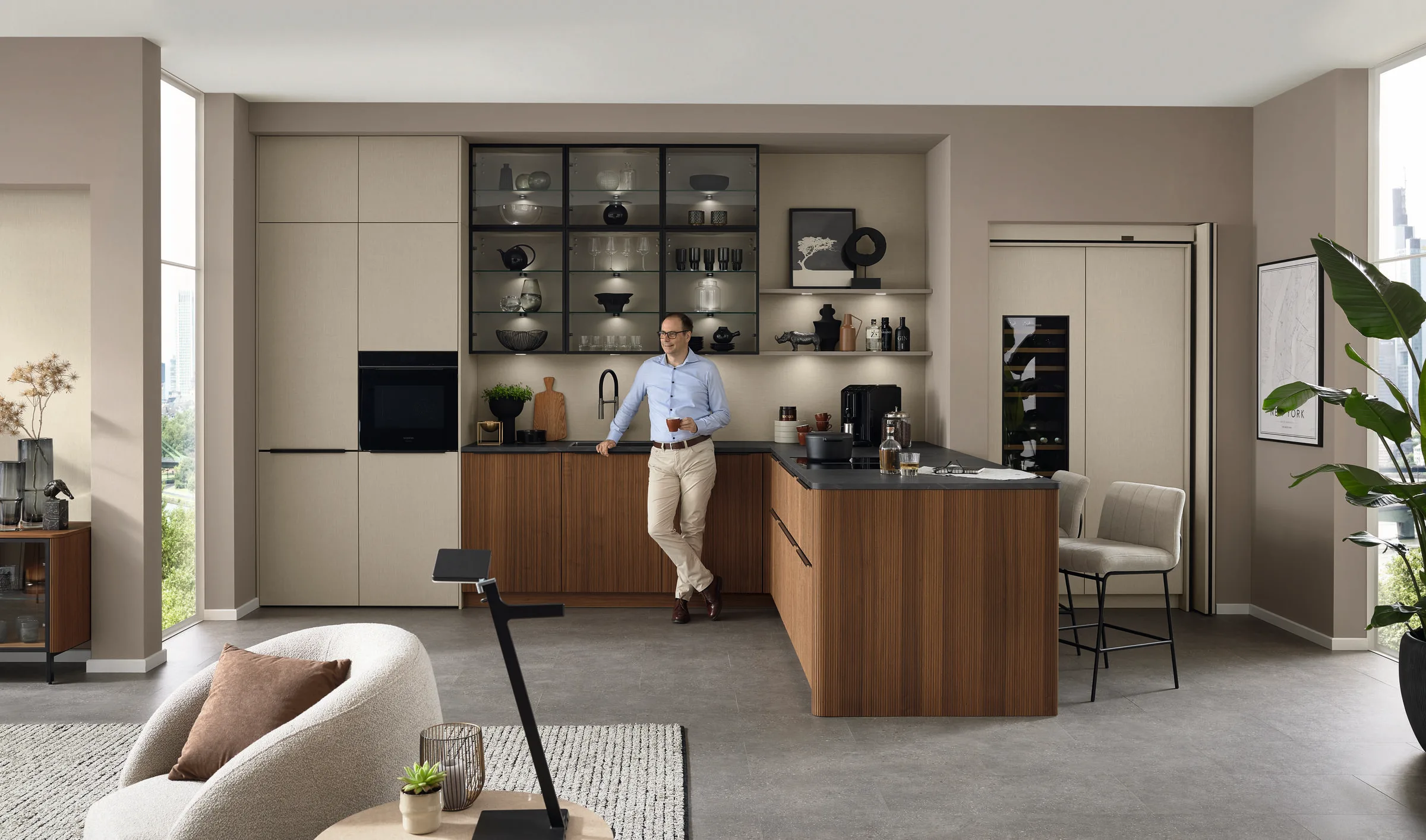 Ballerina Top 1781 Talea 8065 eilandkeuken met warm notenhouten fronten en taupe bovenkastjes