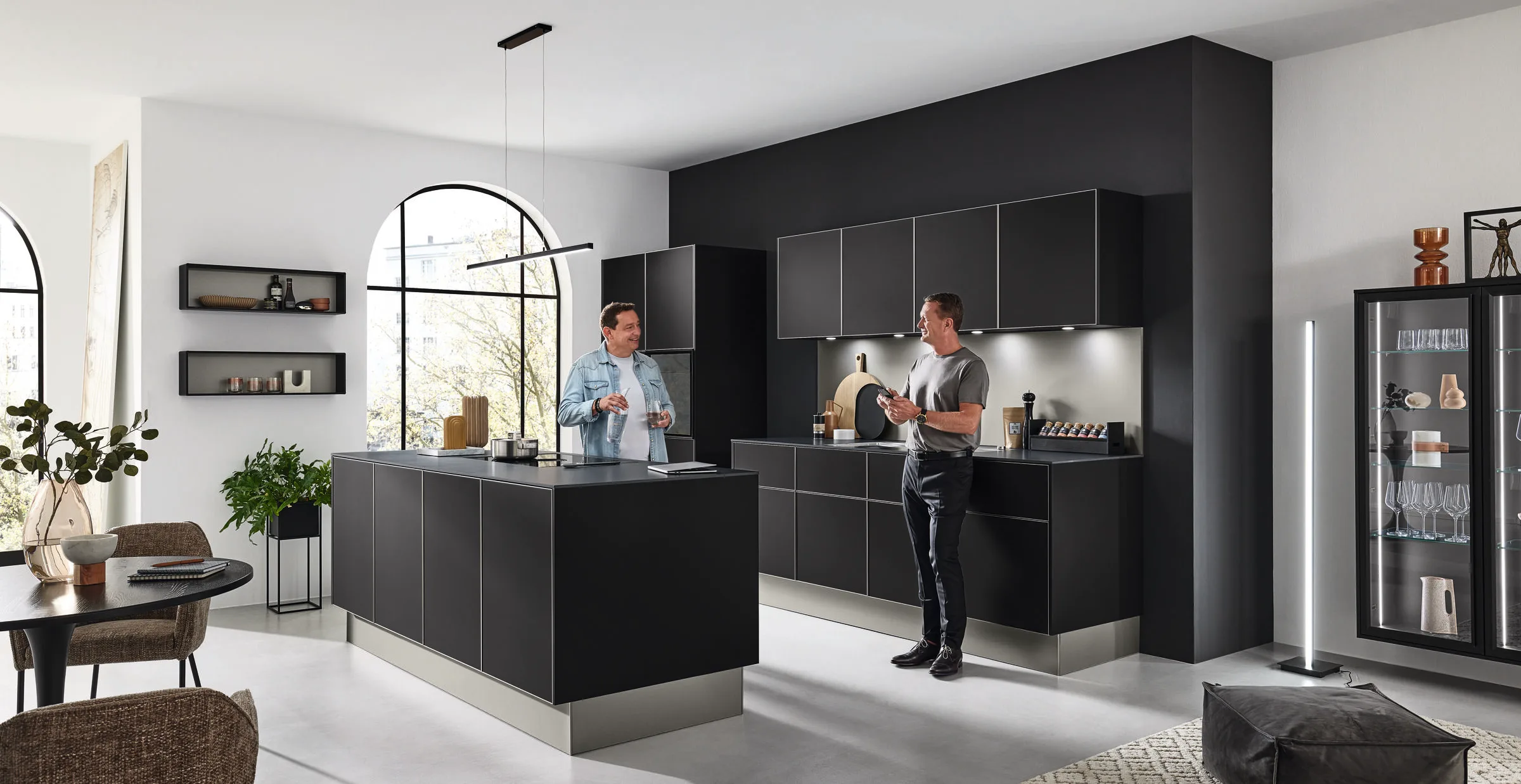 Ballerina Alu Tec PR 7900 mat zwarte keuken met aluminium greeplijstjes en kookeiland