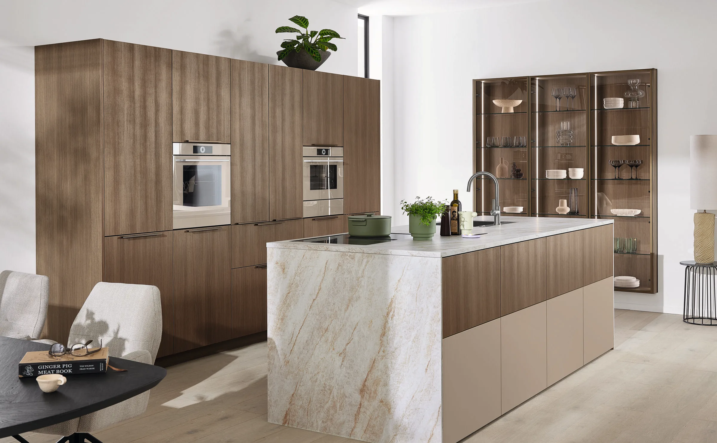 Ballerina Top 1751 HPL PRO 3021 keuken met donkerbruin houtdecor en marmer-look eilandblad