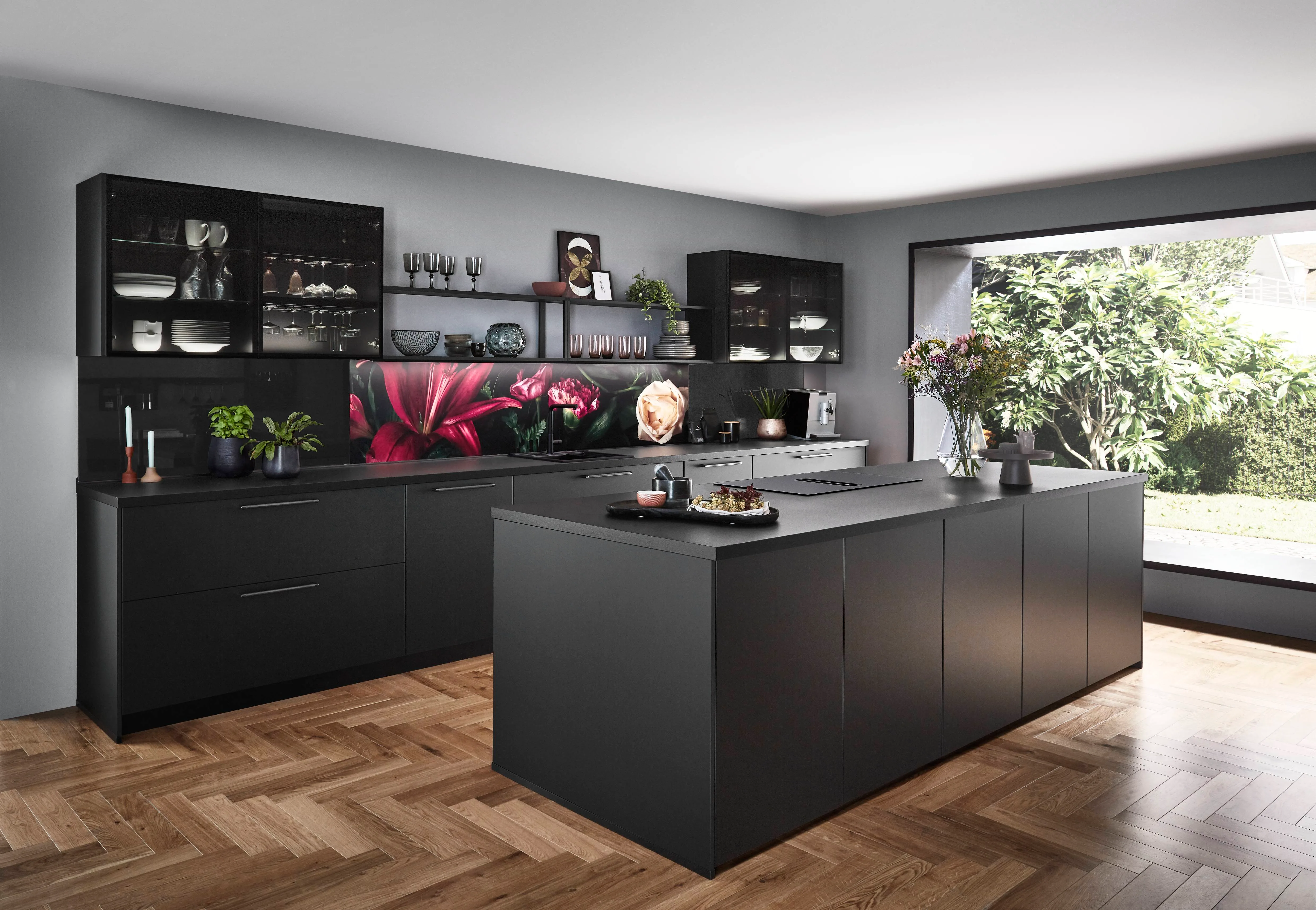 Nobilia Touch 340 volledig zwarte greeploze eilandkeuken met bloemen spatwand