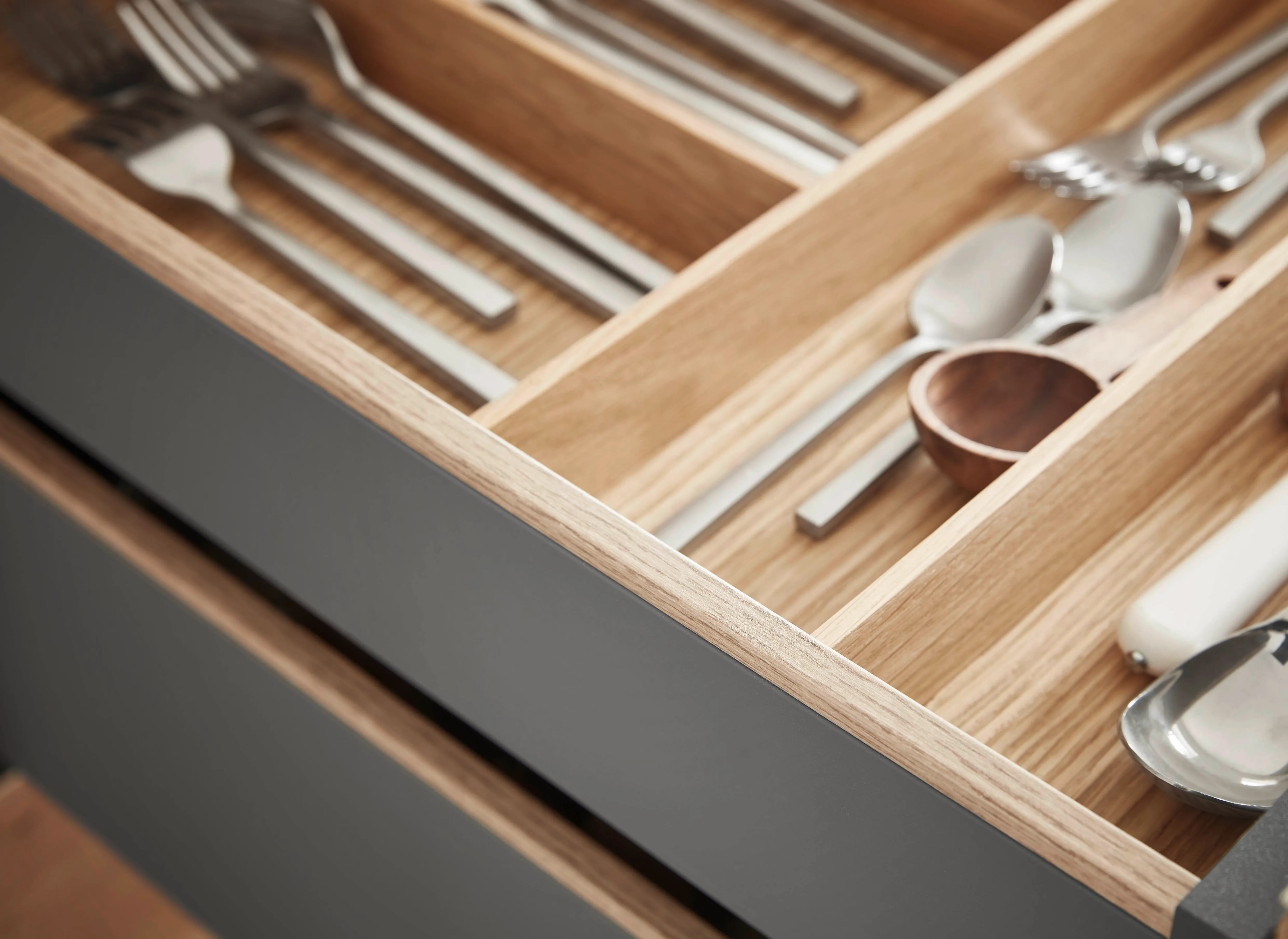 Nobilia Structura 405 besteklade met eiken hout organizer en zilver bestek