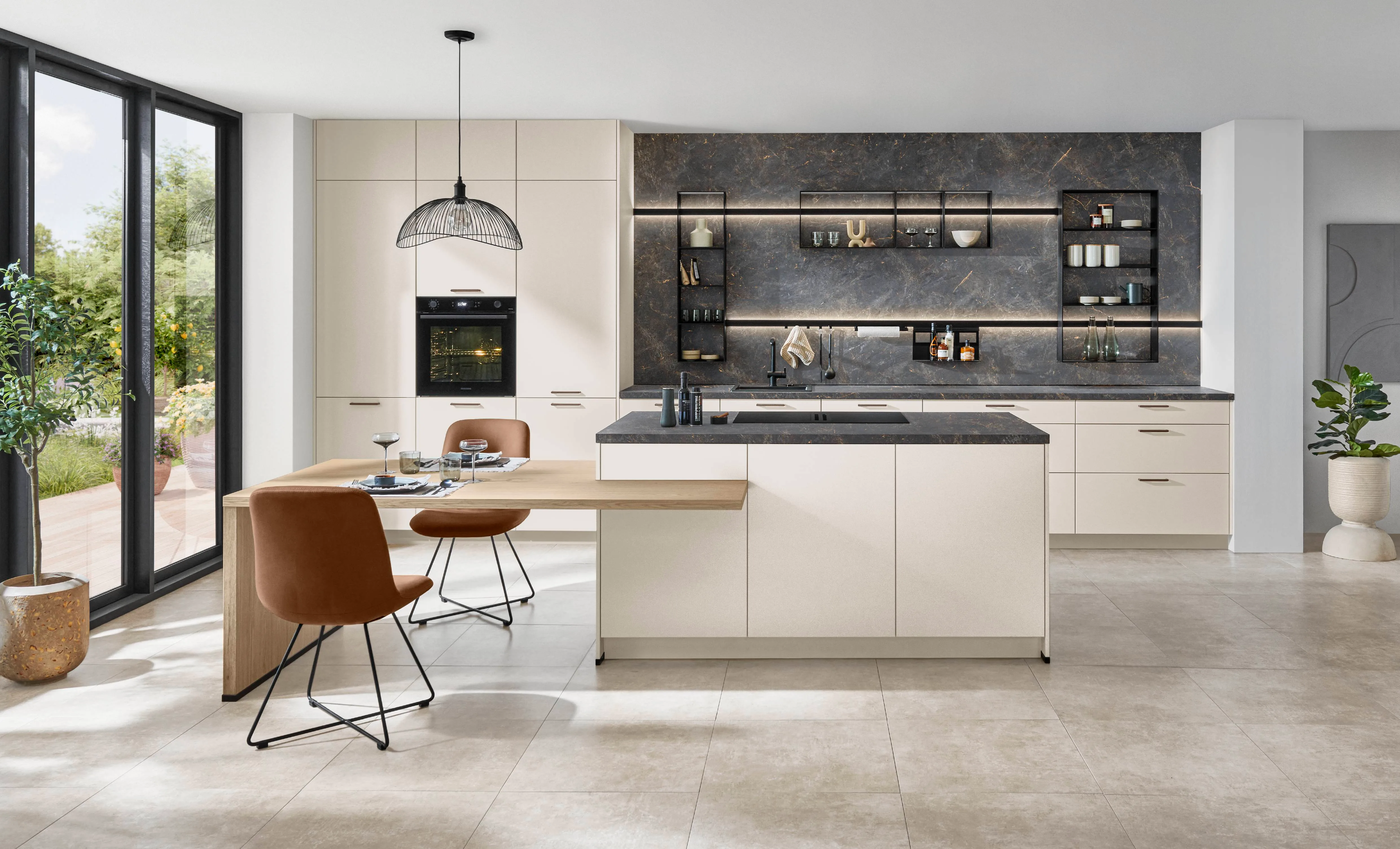 Nobilia Softline 510 keuken met crème matte fronten, donker marmeren werkblad en kookeiland met eiken tafelverlengstuk