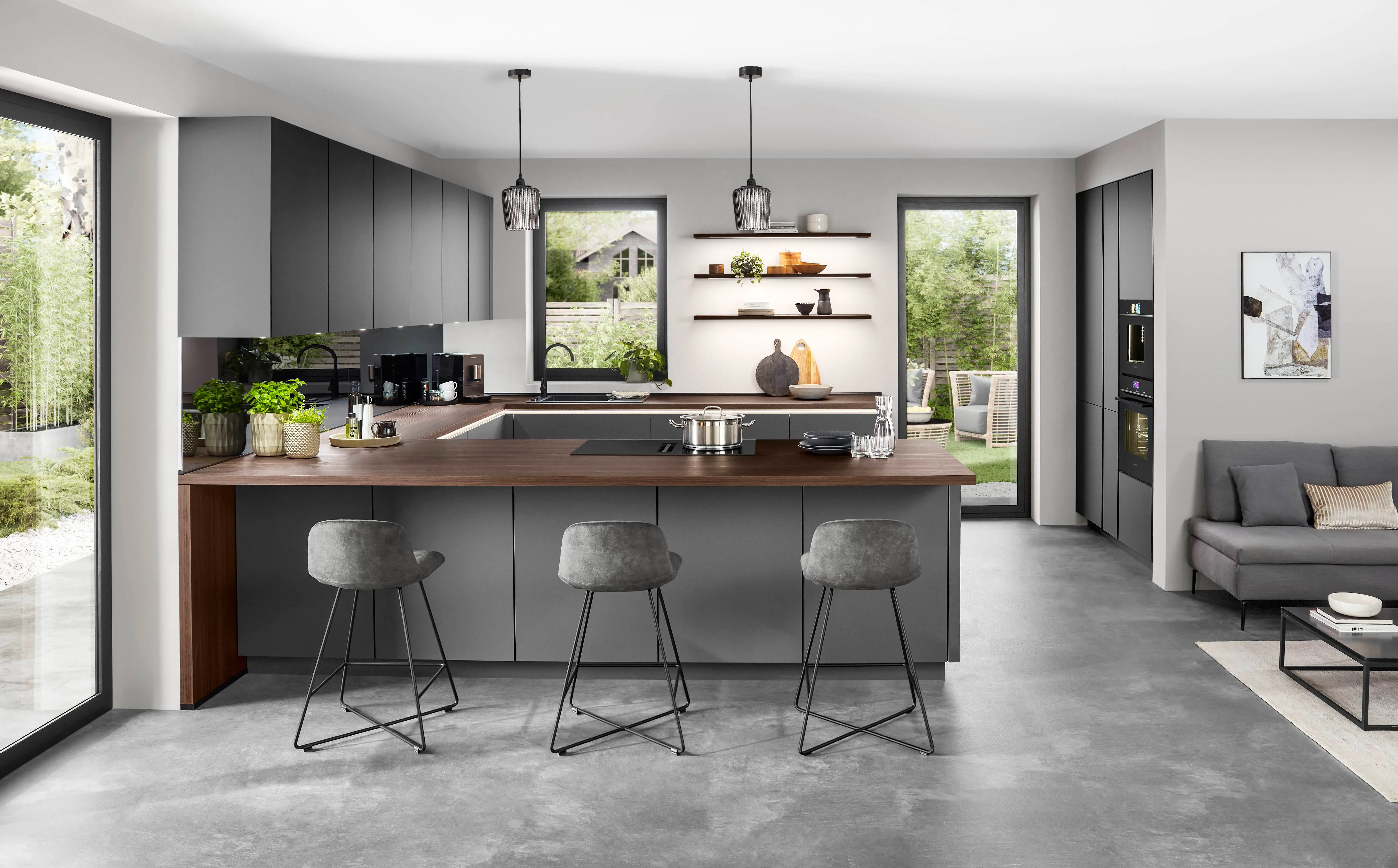 Nobilia Senso 491 eilandkeuken in antraciet met warm walnoot werkblad en drie grijze barkrukken