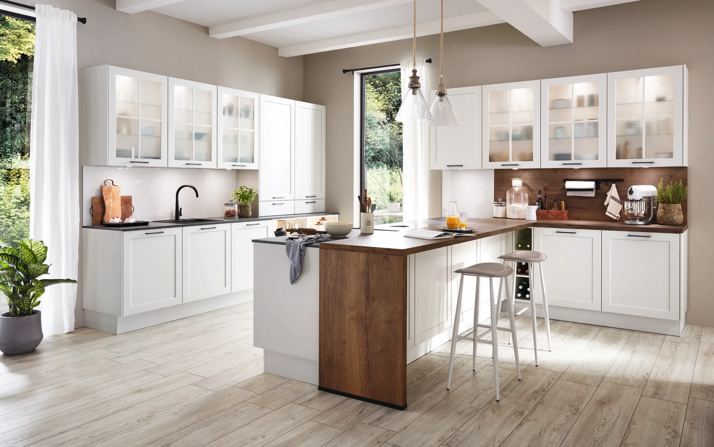 Nobilia Nordic 782 L-keuken met witte kaderdeuren, walnoot bartafel en glazen hanglampen