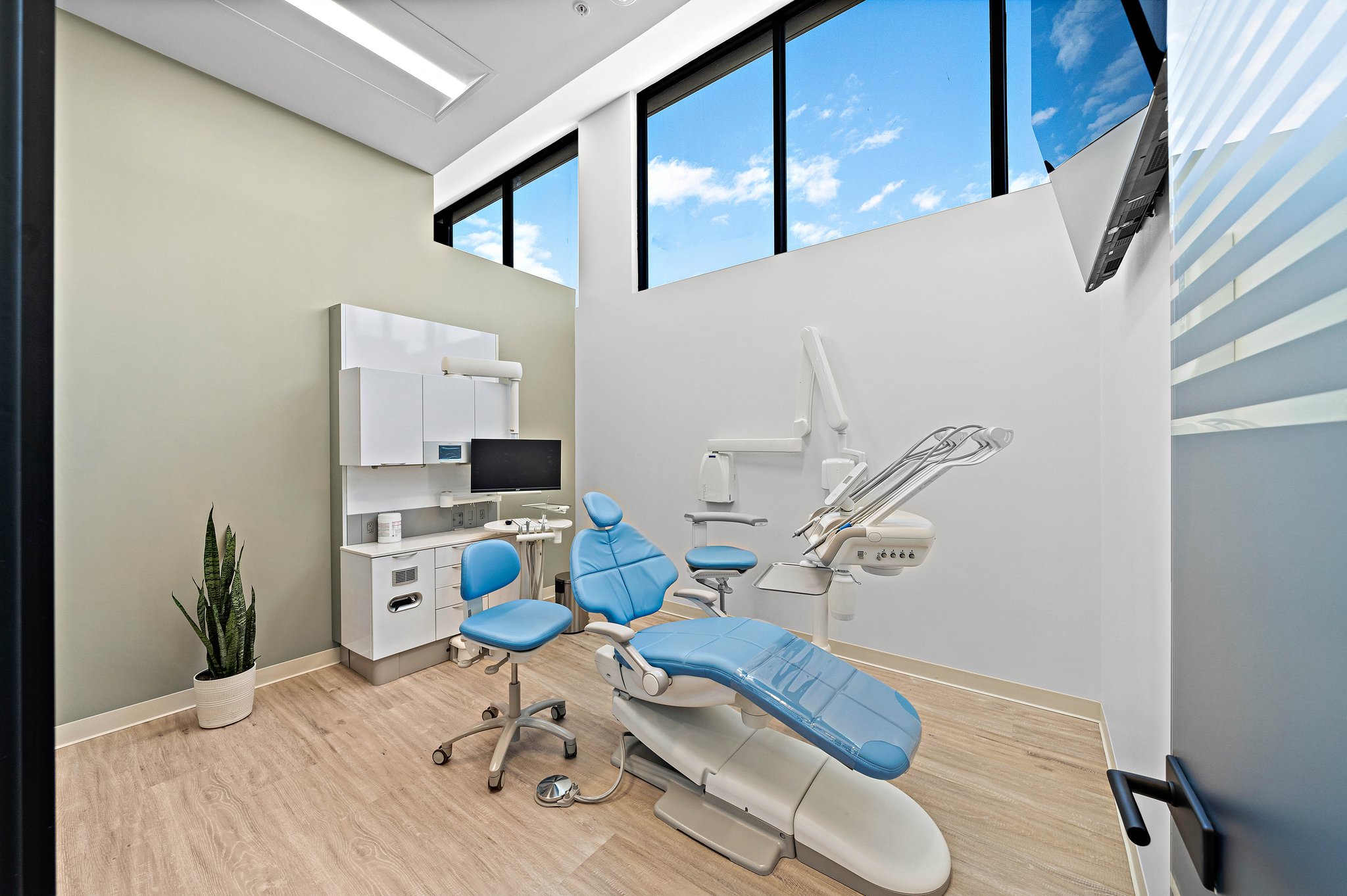 Dental bonding to repair a chipped tooth in Houston, TX