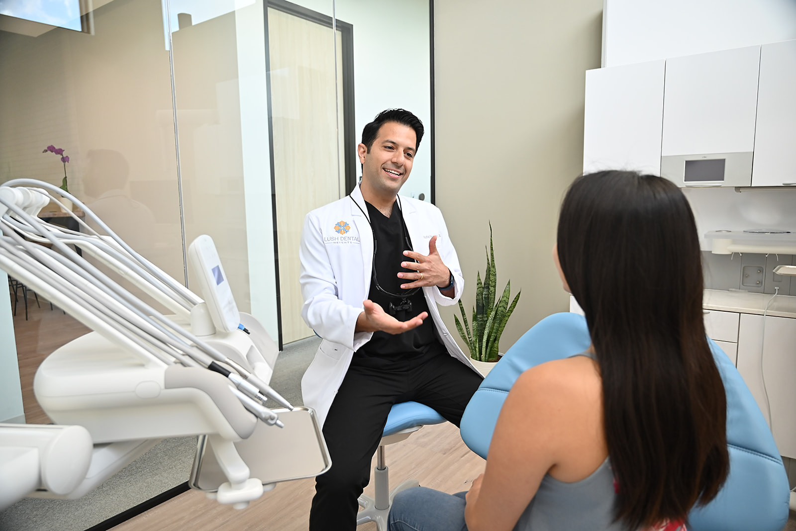 Dentist discussing jaw pain with a patient in Houston, TX