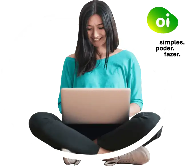 mulher usando a internet oi fibra e gostando