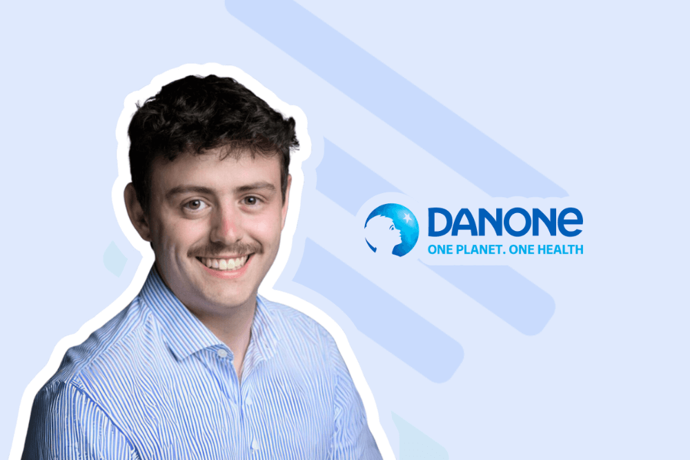 Portrait d'un responsable de Danone à côté du logo du groupe