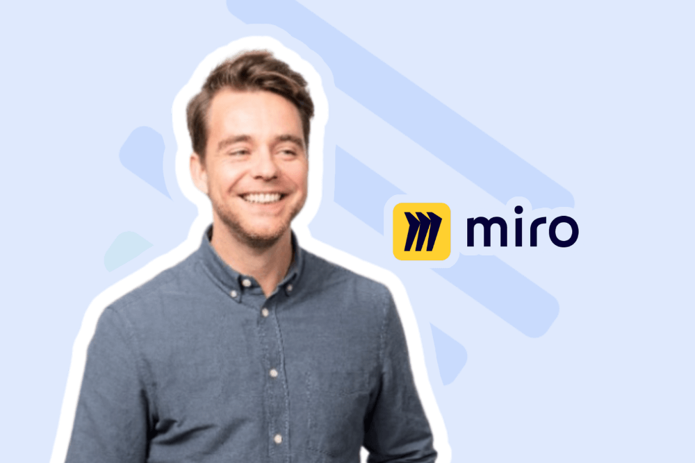Portrait d'un responsable de Miro à côté du logo de l'entreprise