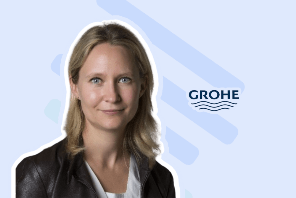 Portrait d'une responsable de Grohe à côté du logo de l'entreprise