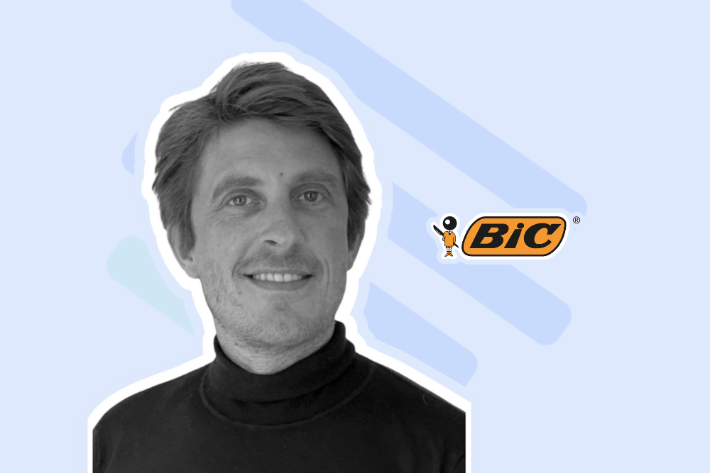 Portrait d'un responsable de BIC à côté du logo de l'entreprise