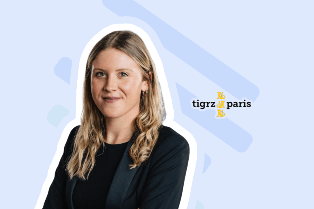 Portrait d'une responsable de Tigrz Paris à côté du logo de l'entreprise