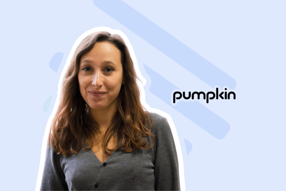 Portrait d'une responsable de Pumpkin à côté du logo de l'entreprise