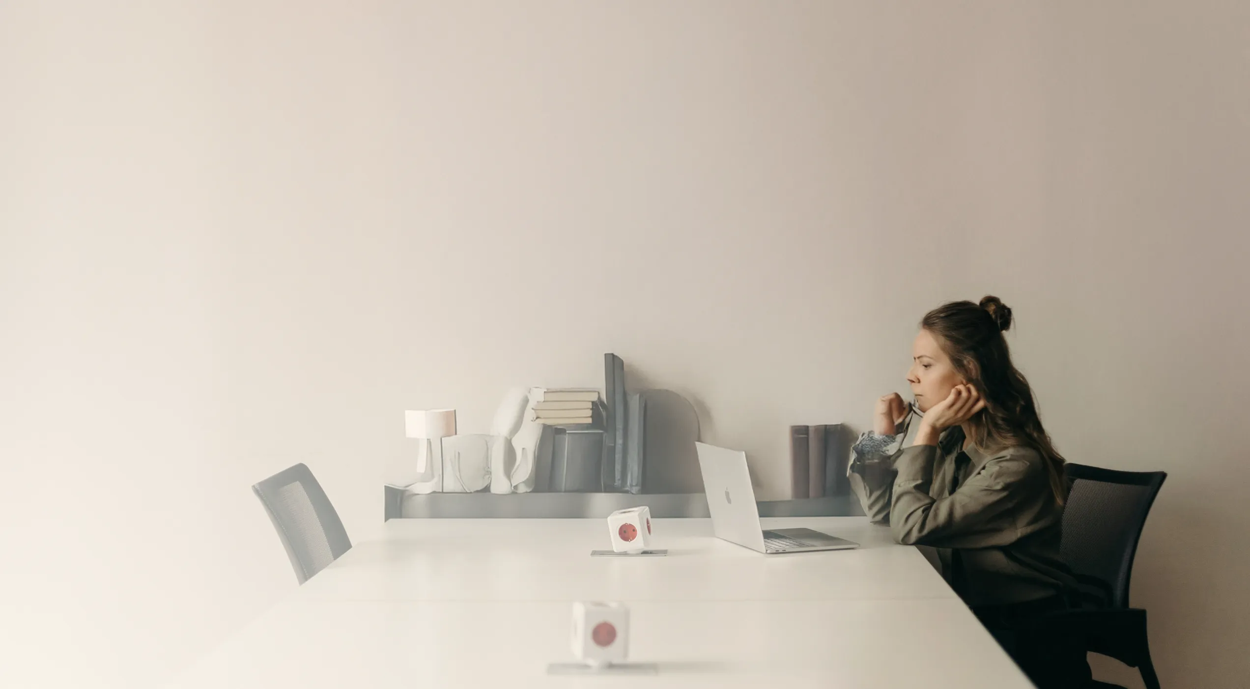 Frau arbeitet an Tisch