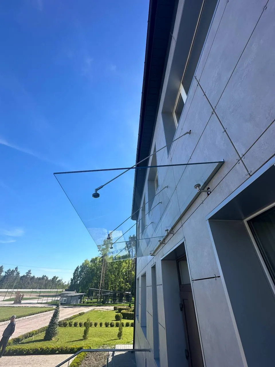 Скляні козирки індивідуальне виготовлення та монтаж - фото 1