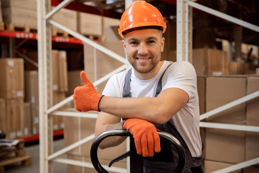 Gehalt 2025 in der Logistik: Was ist realistisch für Lagermitarbeiter und Speditionsmitarbeiter?