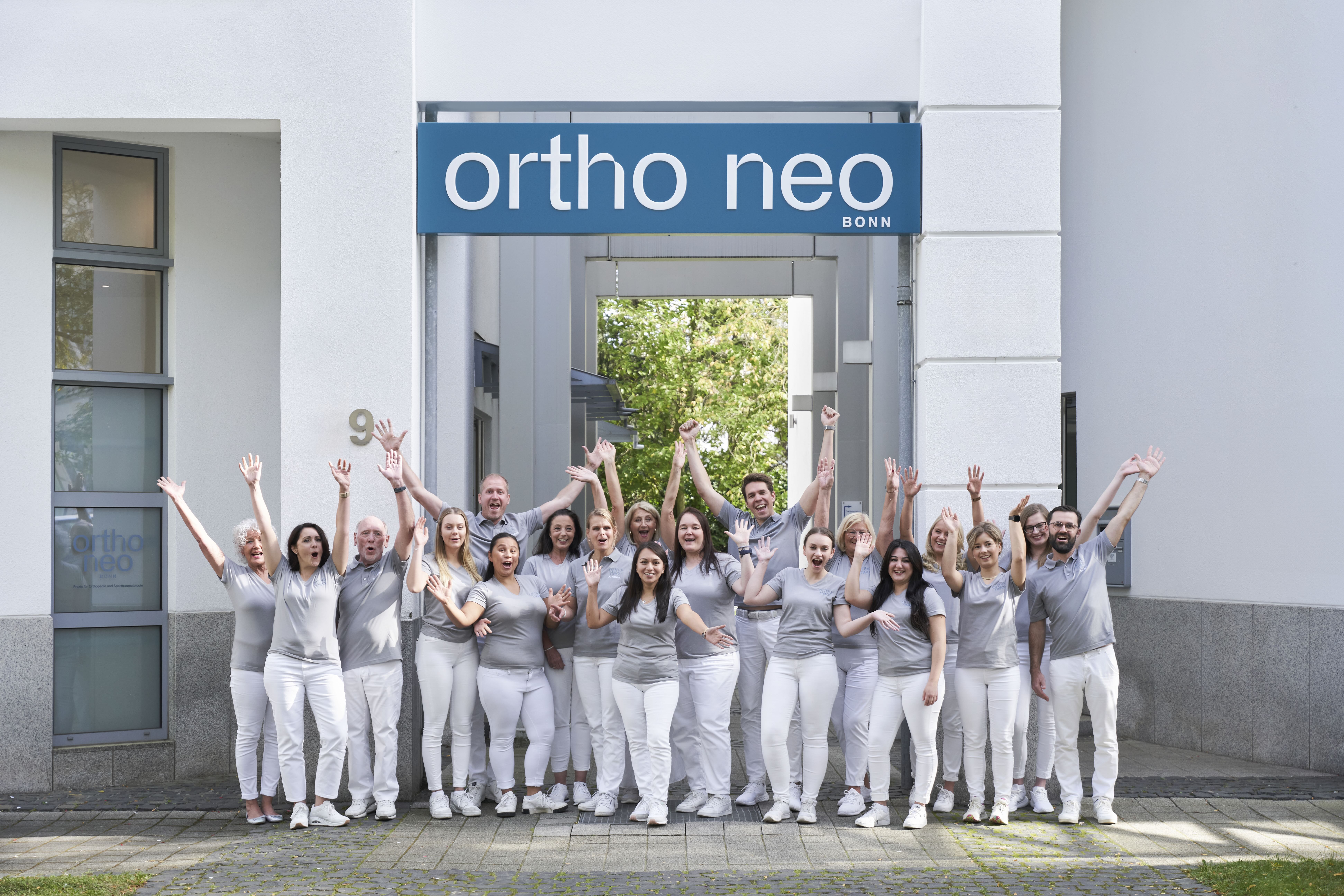 „Was als Tipp von ChatGPT begann, führte uns zu Simplejobs und schon kurz darauf zur passenden Praxisleitung.“ – Dr. Blatzheim, Facharzt und Mitgründer von ortho neo