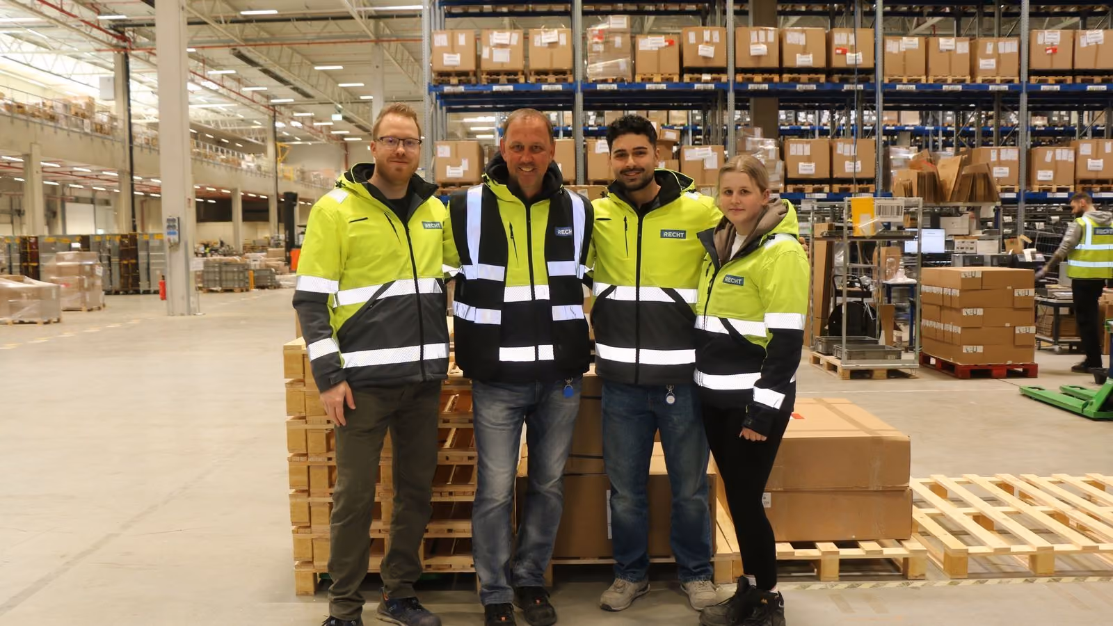 Team von RECHT Kontraktlogistik im Lager