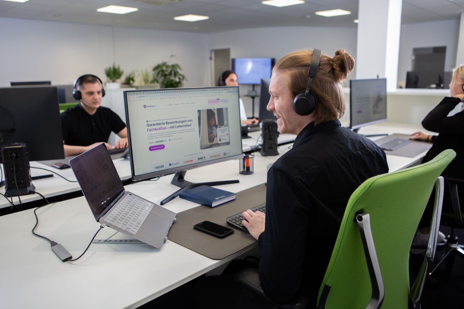 Wie funktioniert private Arbeitsvermittlung, welche Vorteile sie mitbringt und warum Simplejobs für viele Unternehmen heute der effizienteste Recruiting-Partner ist.
