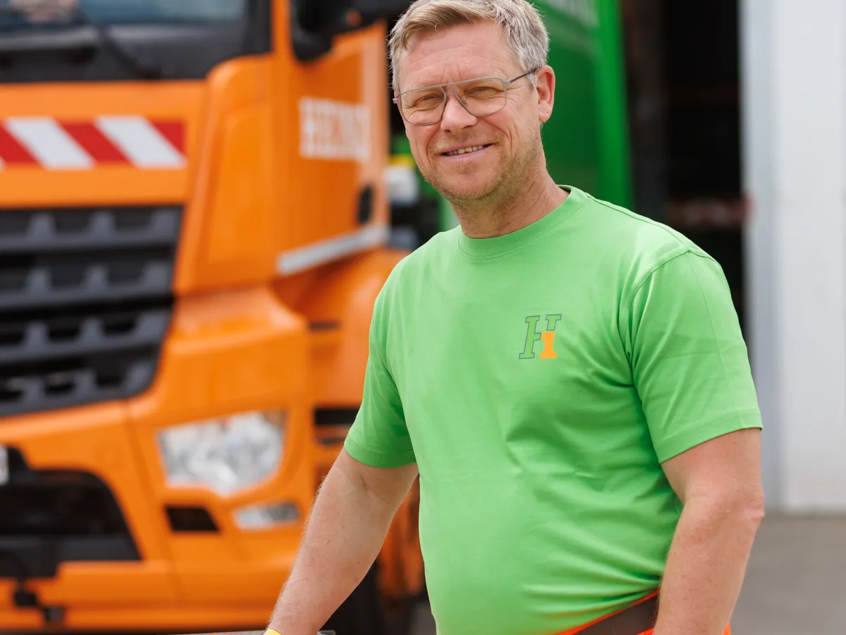 Kraftfahrer mit Mülltonne