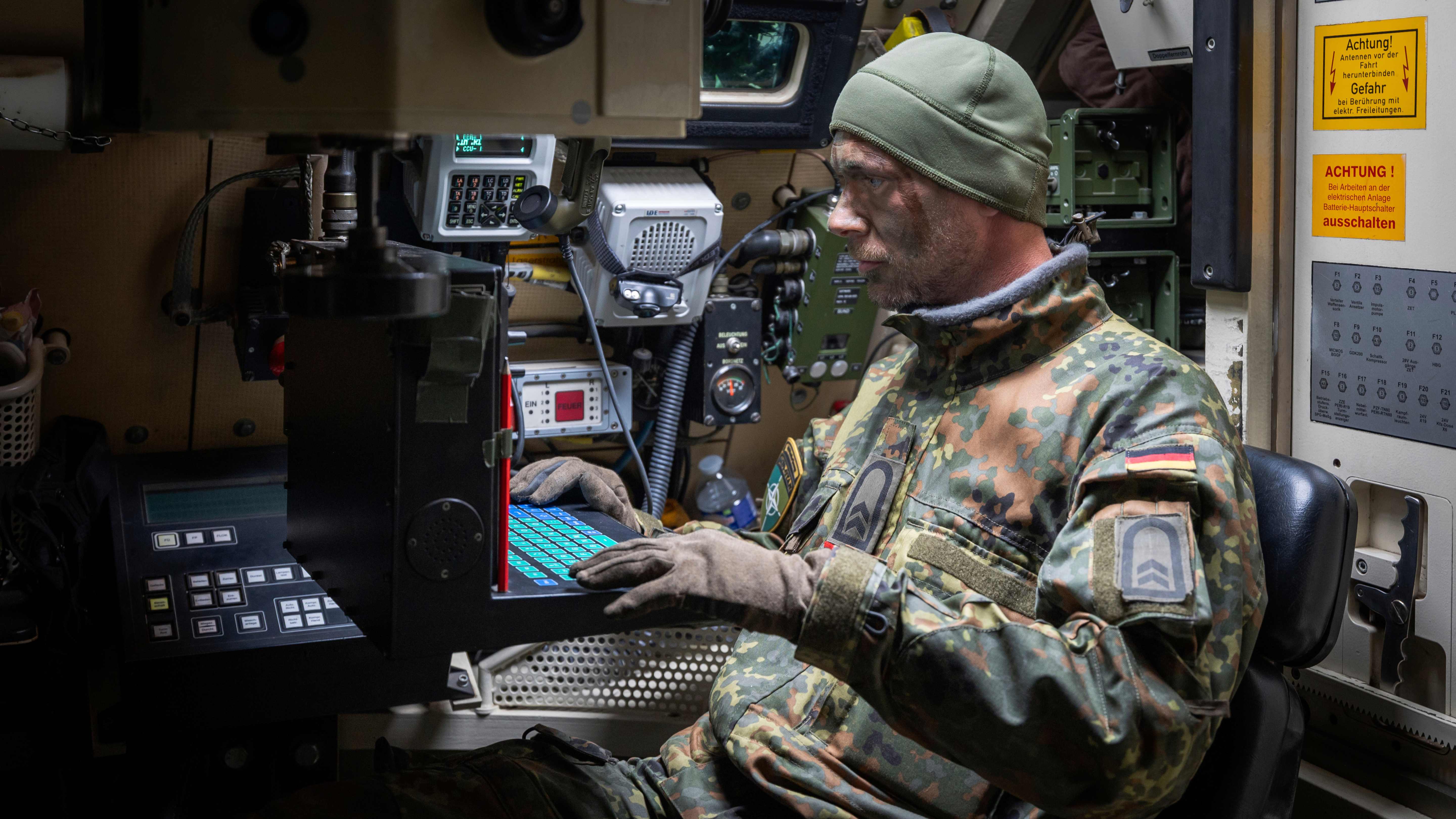 Feldwebel der Bundeswehr führt ein Team